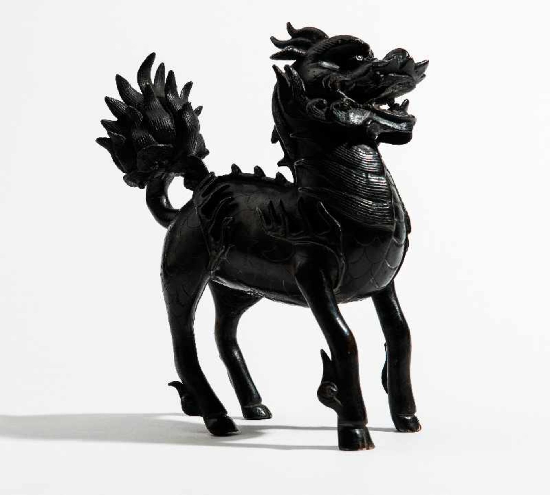 EINHORN QILINBronze. China, Ming-Dynastie, ca. 15. bis 16. JhEin großartig ausdrucksvolles "Einhorn" - Image 3 of 7