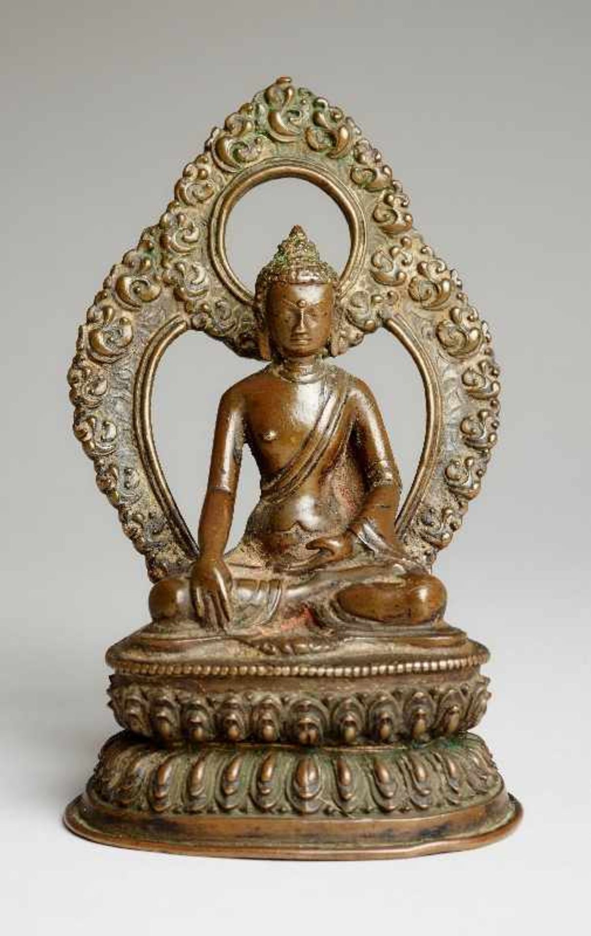 BUDDHA SHAKYAMUNI MIT ERDBERÜHRUNG Bronze. Nepal, ca. 18. Jh. bis 19. Jh. Eine besonders - Image 2 of 6