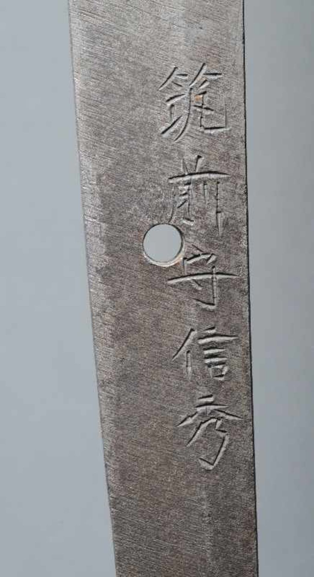 NOBUHIDE: SCHWERT KATANA Japan, Klinge - Shinshinto, datiert 1866 Shinogitsukuri mit Iorimuni, die - Image 6 of 7