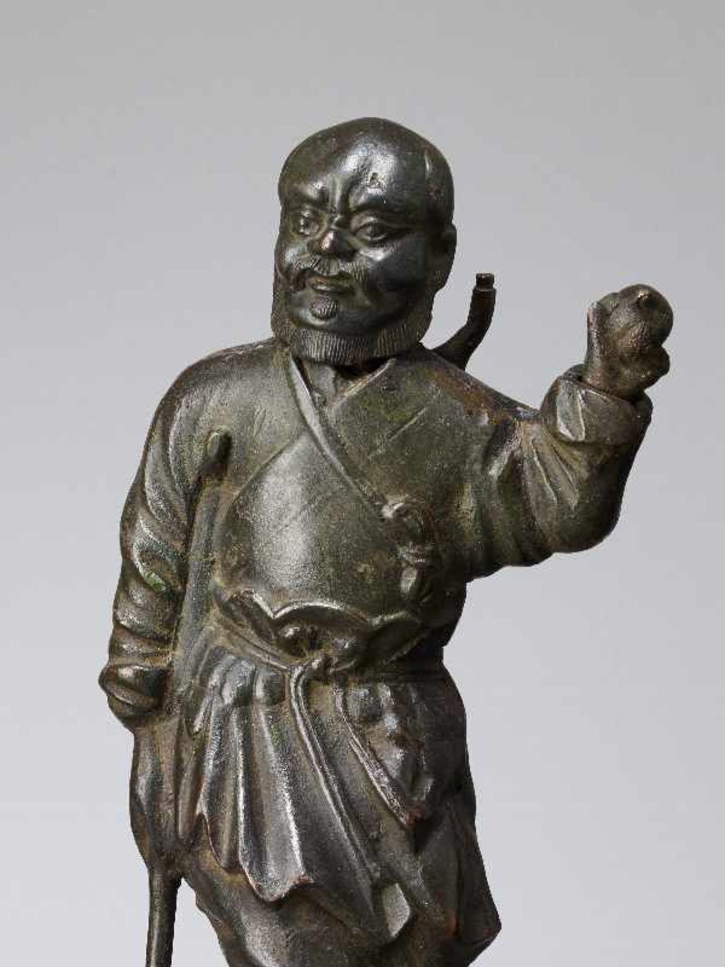 GRUPPE VON VIER UNSTERBLICHENBronze. China, späte Ming-Dynastie (bis 1644)Alle Figuren sind aus - Image 7 of 10