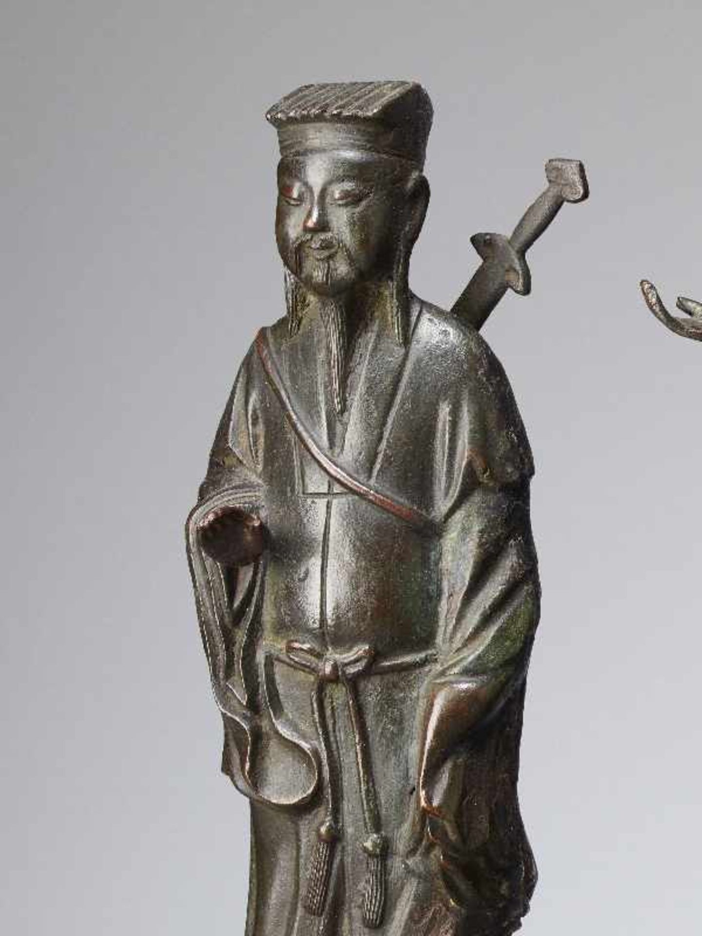 GRUPPE VON VIER UNSTERBLICHENBronze. China, späte Ming-Dynastie (bis 1644)Alle Figuren sind aus - Image 9 of 10