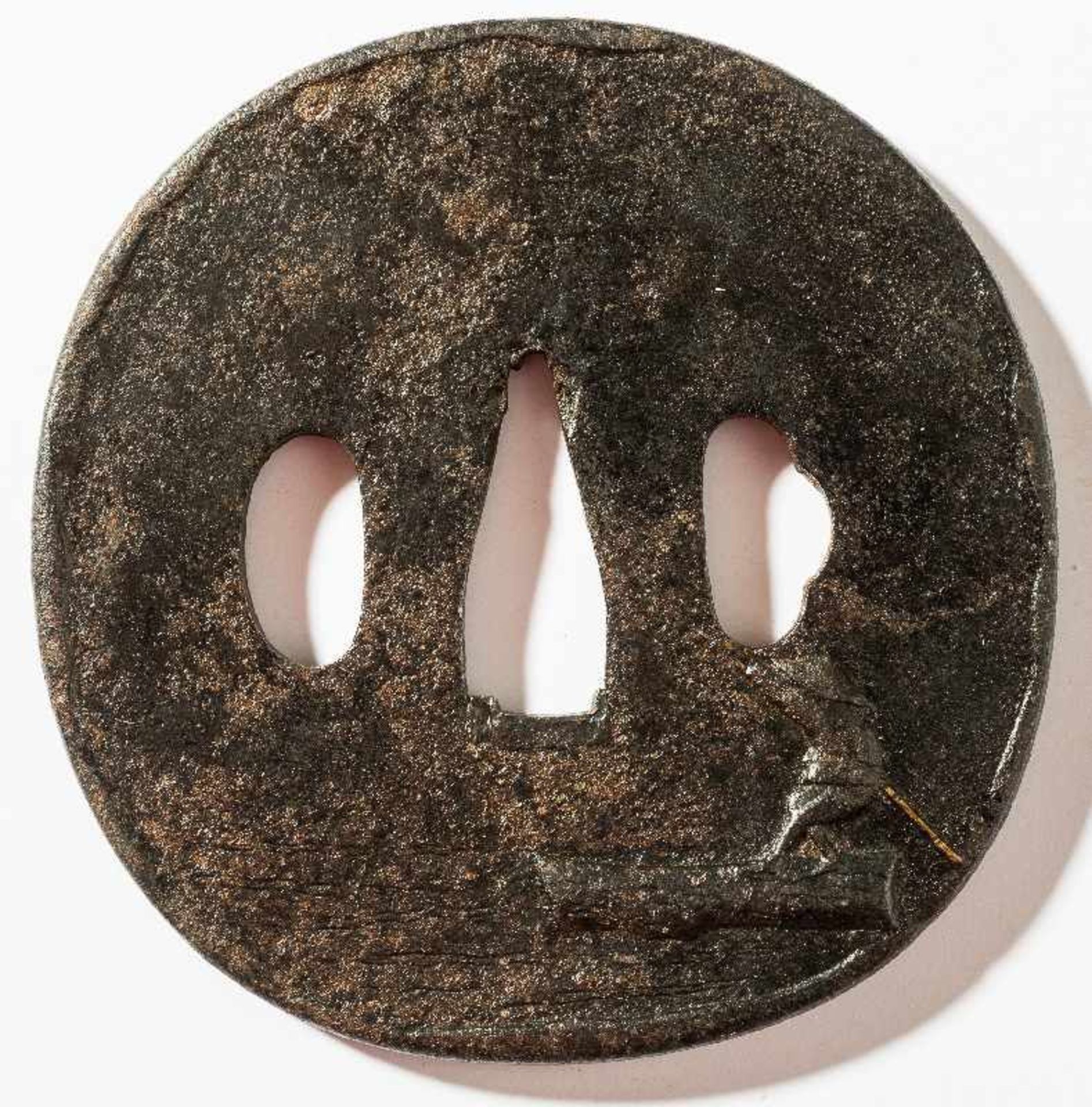 TSUBA MIT FLÖSSER Eisen, Kupfer, etwas Gold. Japan, 18. Jh. Runde Marugata mit zwei Hitsu, der runde