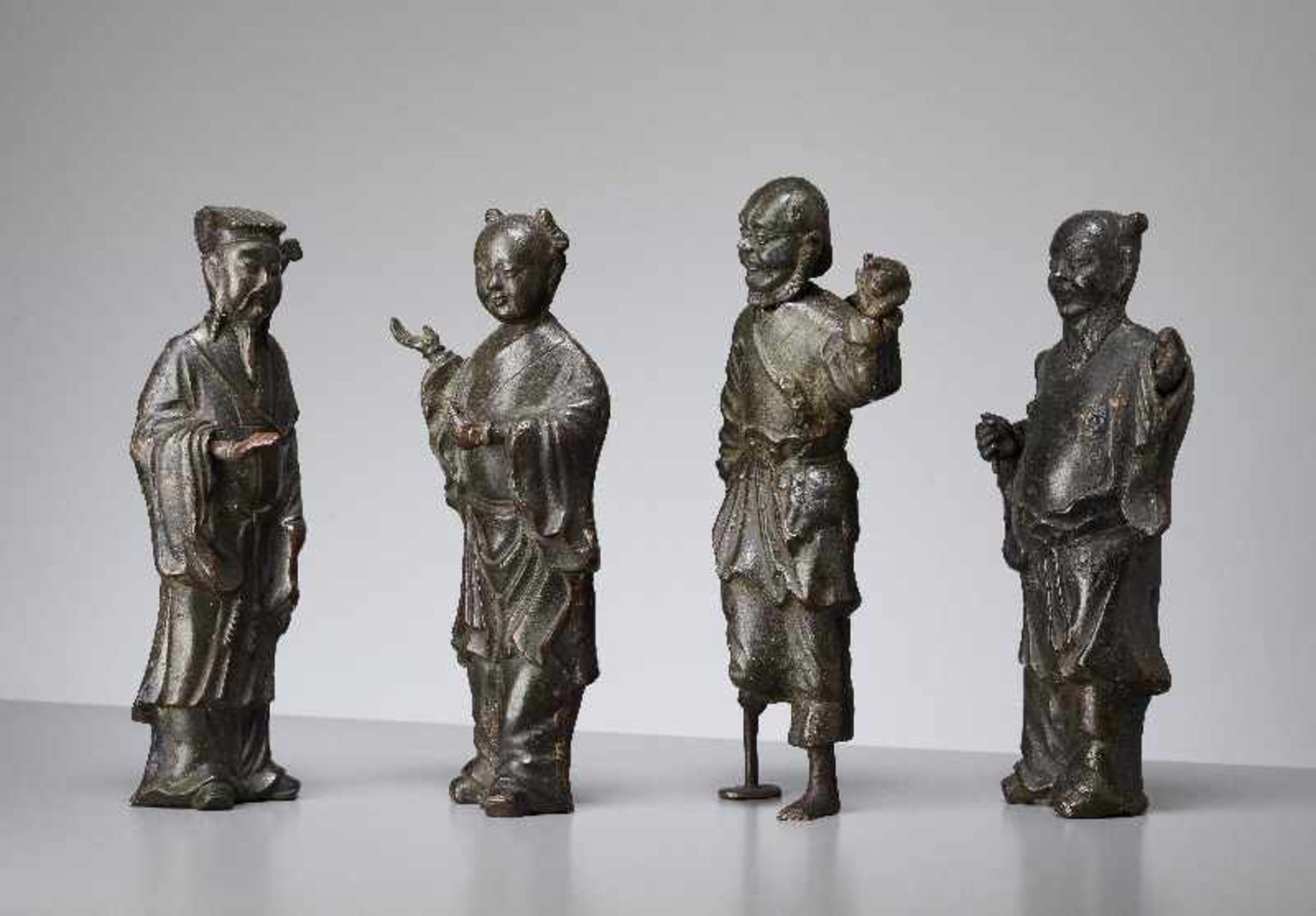 GRUPPE VON VIER UNSTERBLICHENBronze. China, späte Ming-Dynastie (bis 1644)Alle Figuren sind aus - Image 4 of 10