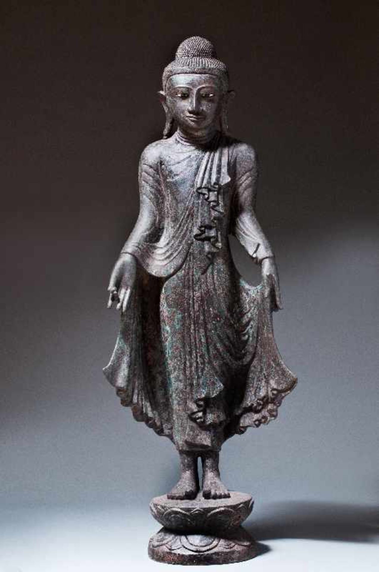 STEHENDER BUDDHA GAUTAMABronze. Burma, 19. bis 20. Jh.Diese Buddhaskulptur ist im Stil von