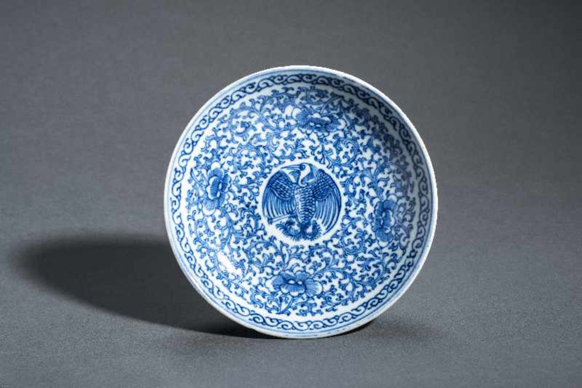 FUSS-SCHALE MIT VOGEL UND LOTUSBLÜTEN Blauweiß-Porzellan. China, Qing-Dynastie, 19. Jh. Flache - Image 2 of 4