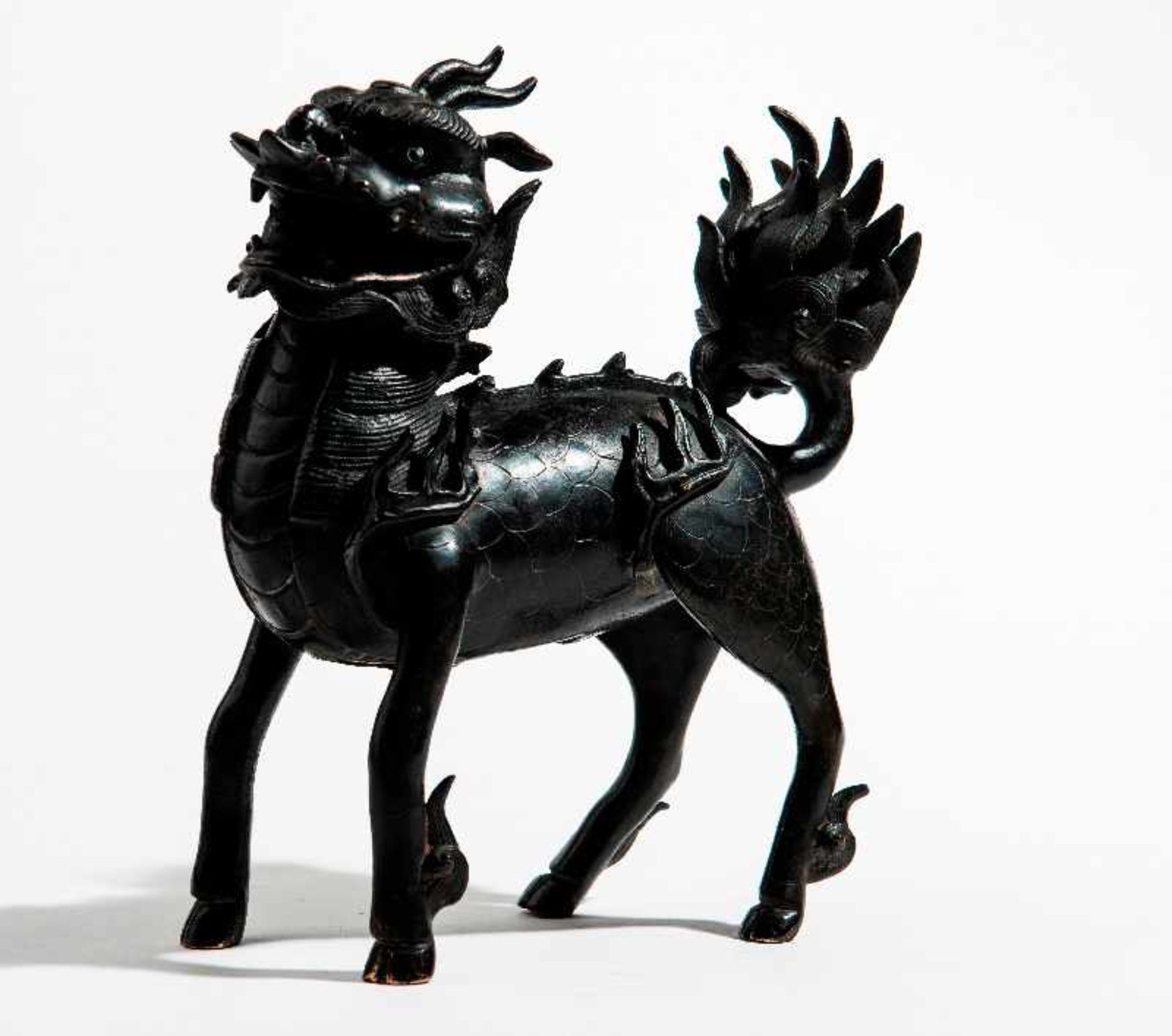 EINHORN QILINBronze. China, Ming-Dynastie, ca. 15. bis 16. JhEin großartig ausdrucksvolles "Einhorn" - Image 5 of 7