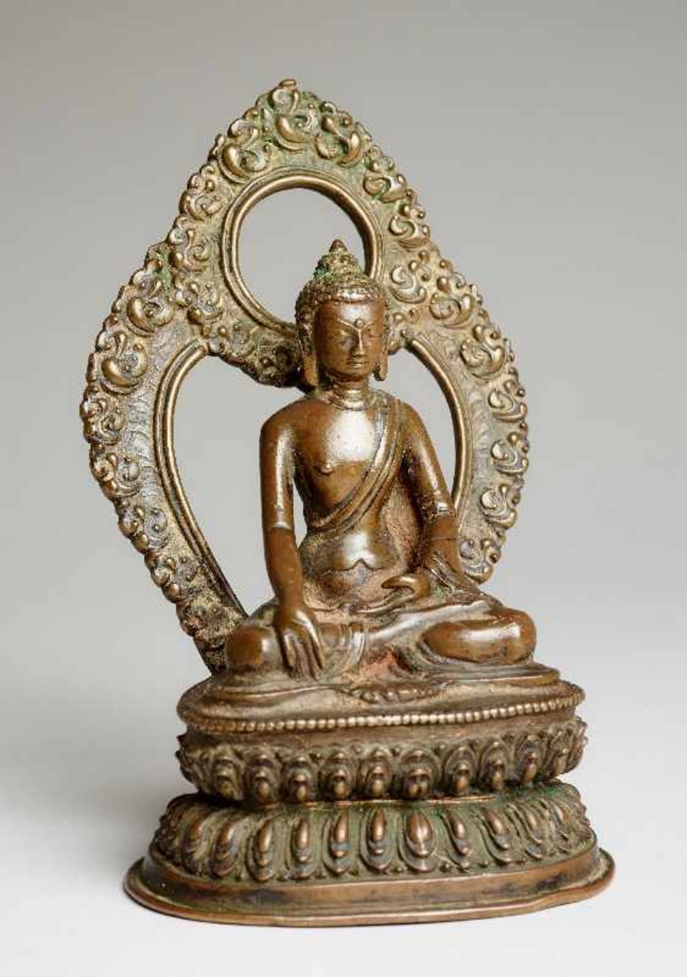 BUDDHA SHAKYAMUNI MIT ERDBERÜHRUNG Bronze. Nepal, ca. 18. Jh. bis 19. Jh. Eine besonders