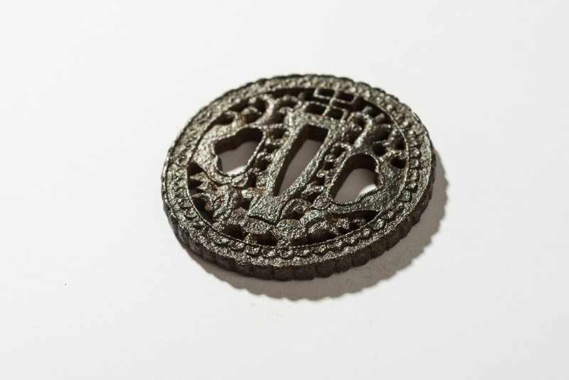 NAMBAN-TSUBA MIT DRACHEN Eisen. Japan, 18. Jh. Kleine ovalrunde Form mit Ryohitsu und gekerbtem, - Image 3 of 3