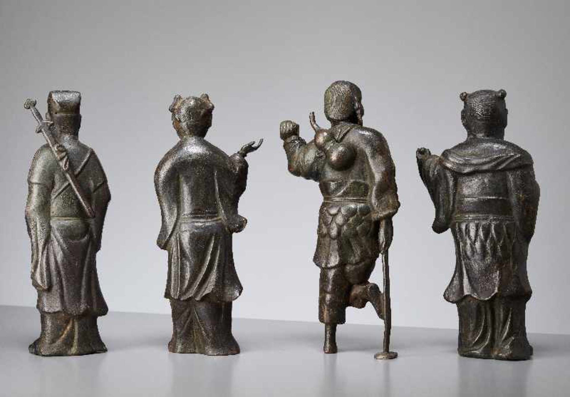 GRUPPE VON VIER UNSTERBLICHENBronze. China, späte Ming-Dynastie (bis 1644)Alle Figuren sind aus - Image 5 of 10