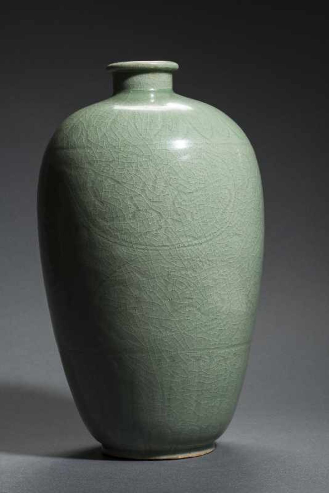 VASE MIT SELADONGLASUR Steinzeug. China, Qing-Dynastie Sehr ausgewogen geformte Schultervase mit - Image 4 of 4