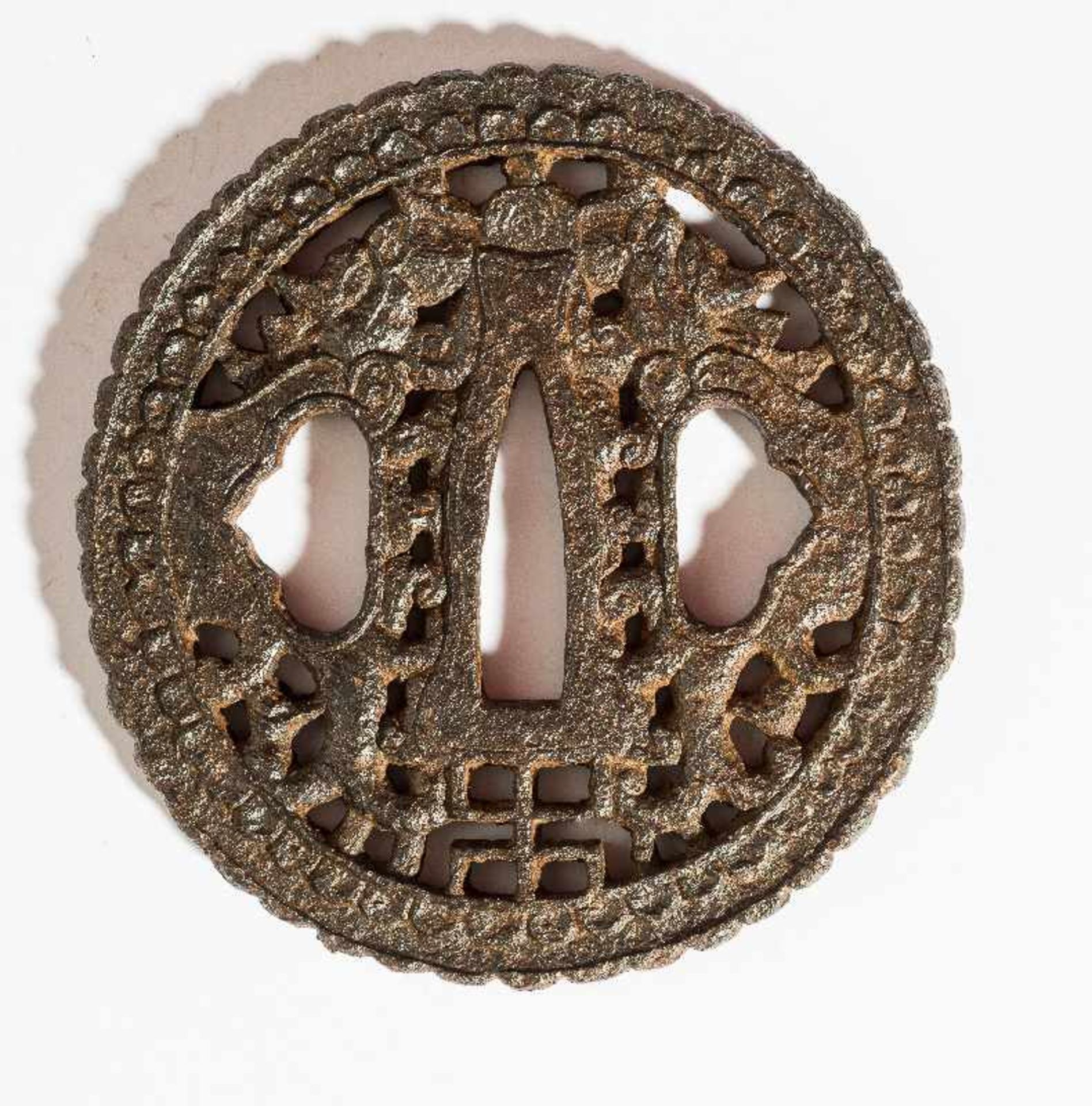 NAMBAN-TSUBA MIT DRACHEN Eisen. Japan, 18. Jh. Kleine ovalrunde Form mit Ryohitsu und gekerbtem, - Image 2 of 3