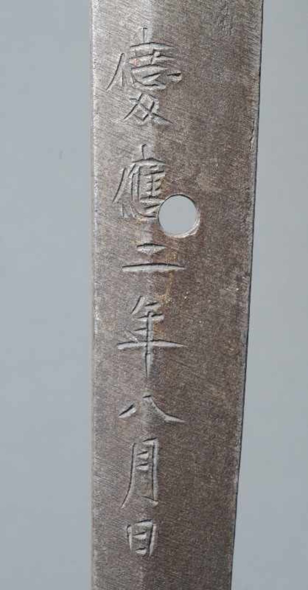 NOBUHIDE: SCHWERT KATANA Japan, Klinge - Shinshinto, datiert 1866 Shinogitsukuri mit Iorimuni, die - Image 7 of 7