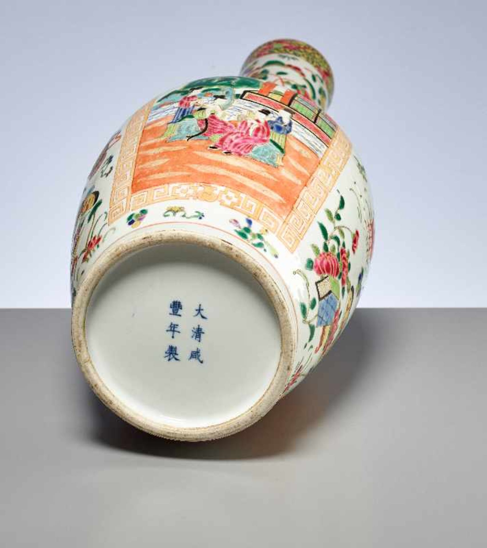 PAAR VASEN MIT HÖFISCHEN SZENENPorzellan mit Emailfarben. China, im Stil der Qing-Dynastie, - Image 5 of 15