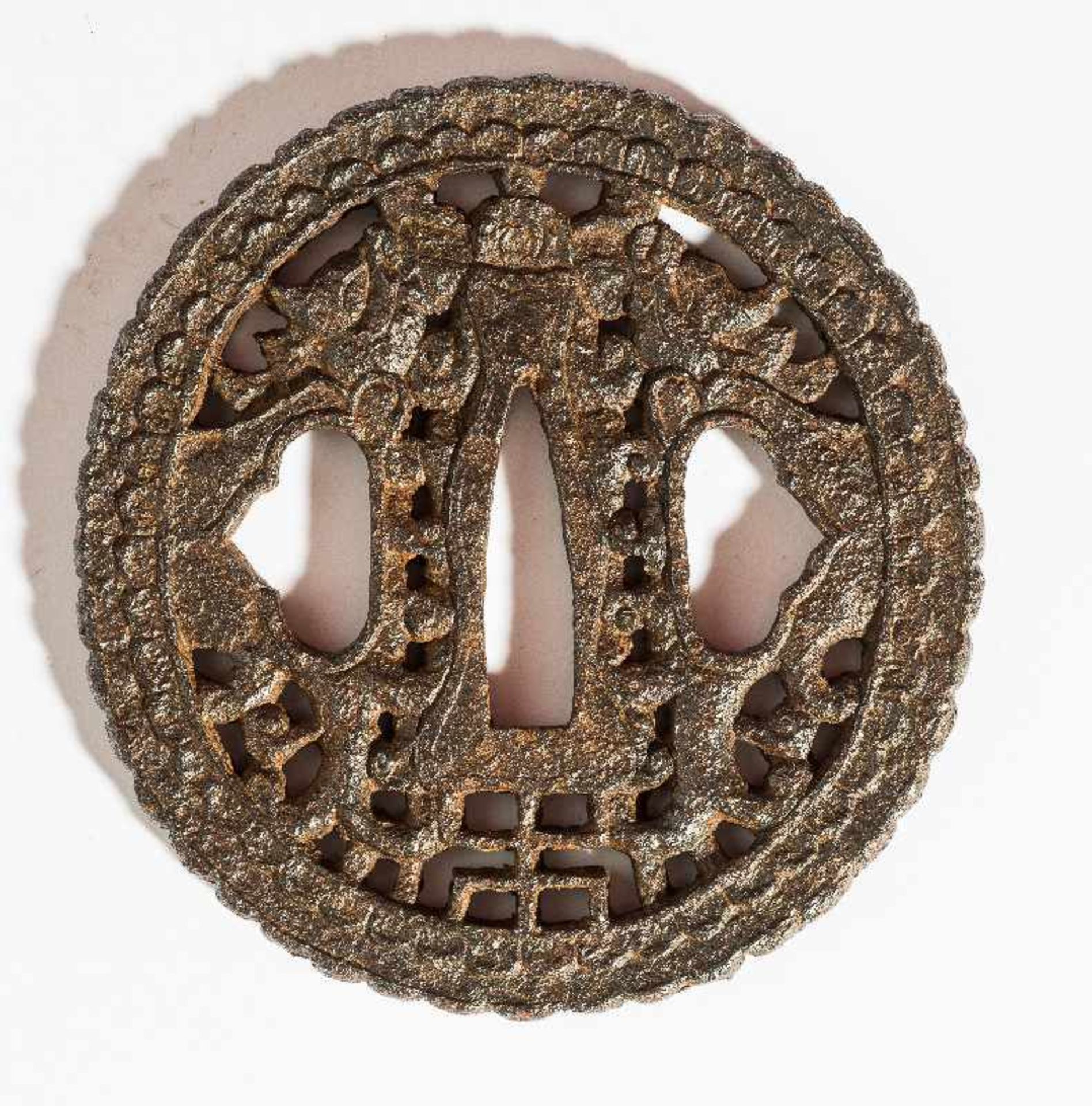 NAMBAN-TSUBA MIT DRACHEN Eisen. Japan, 18. Jh. Kleine ovalrunde Form mit Ryohitsu und gekerbtem,