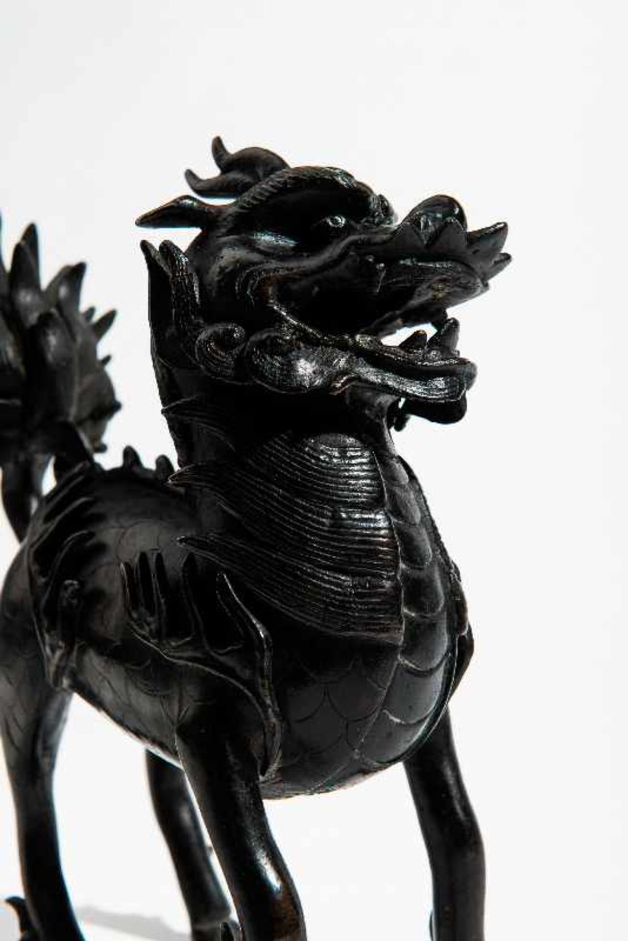 EINHORN QILINBronze. China, Ming-Dynastie, ca. 15. bis 16. JhEin großartig ausdrucksvolles "Einhorn" - Image 4 of 7