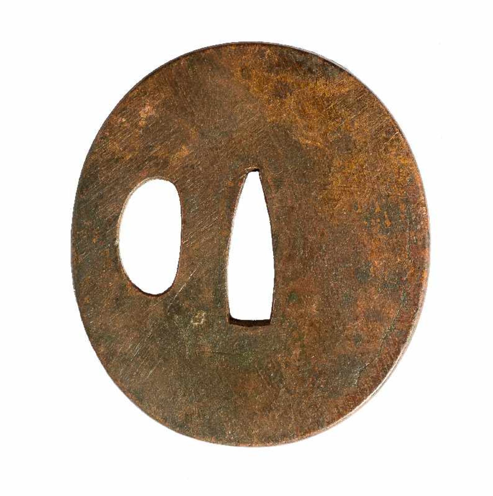 KLEINES TSUBA Kupferlegierung. Japan, 19. Jh. Einfaches, beidseitig flaches Tsuba in ovalrunder Form