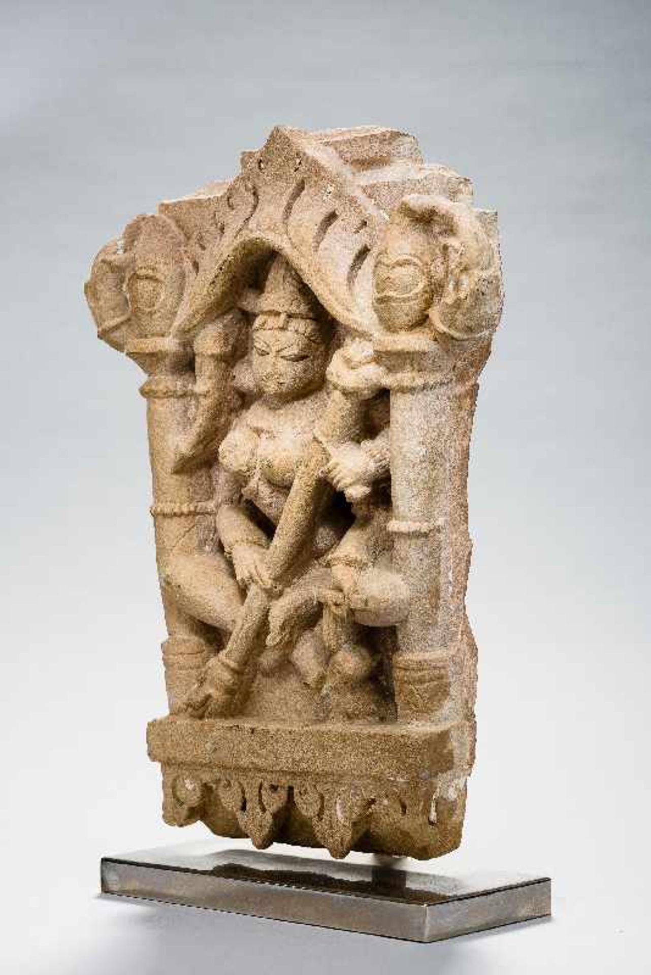 DIE GÖTTIN SARASVATI MIT STAB ZITHERGelber Sandstein. Indien, Rajasthan, 14. bis 15. Jh.Sarasvati - Image 2 of 5