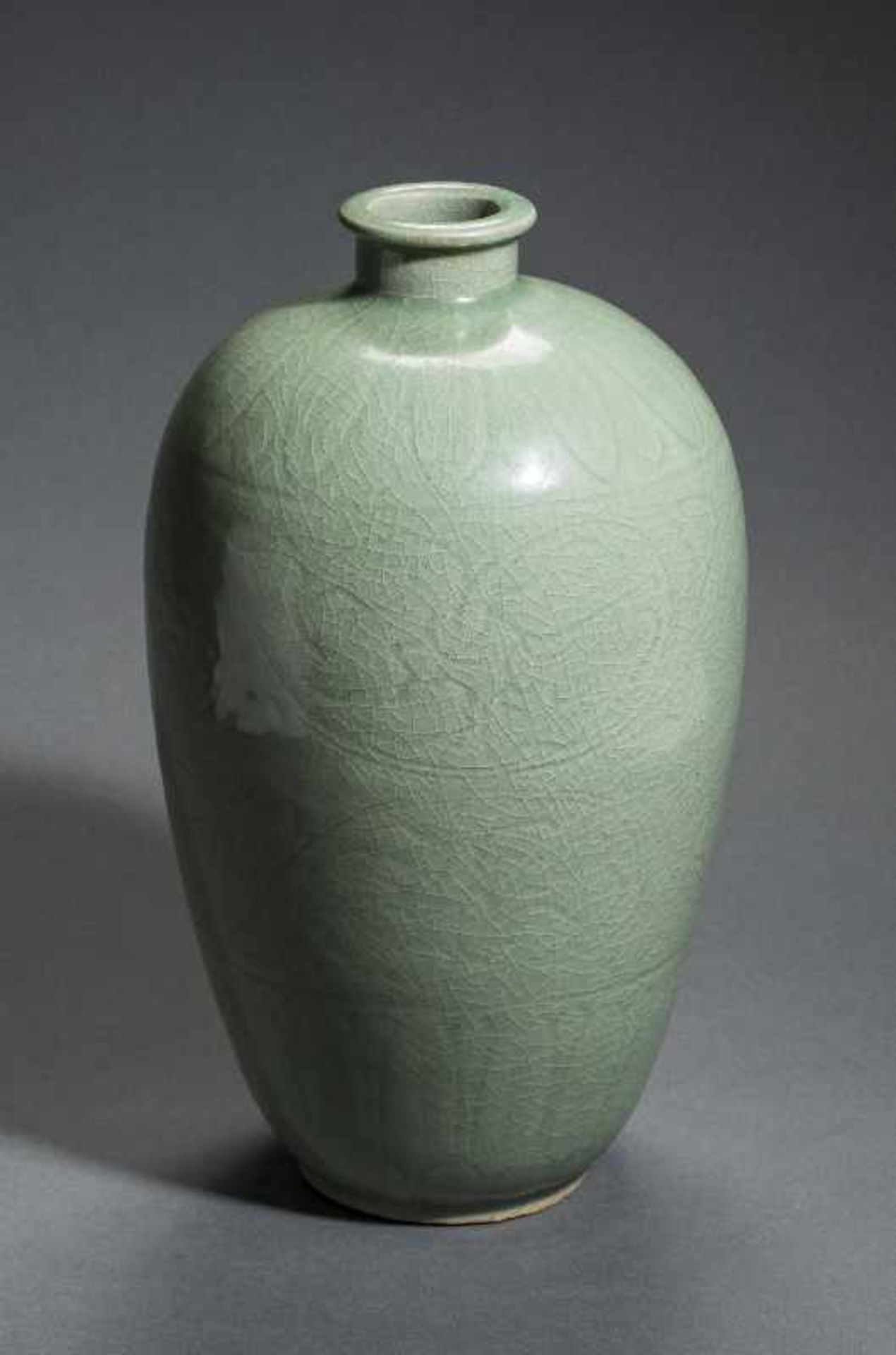 VASE MIT SELADONGLASUR Steinzeug. China, Qing-Dynastie Sehr ausgewogen geformte Schultervase mit - Image 2 of 4