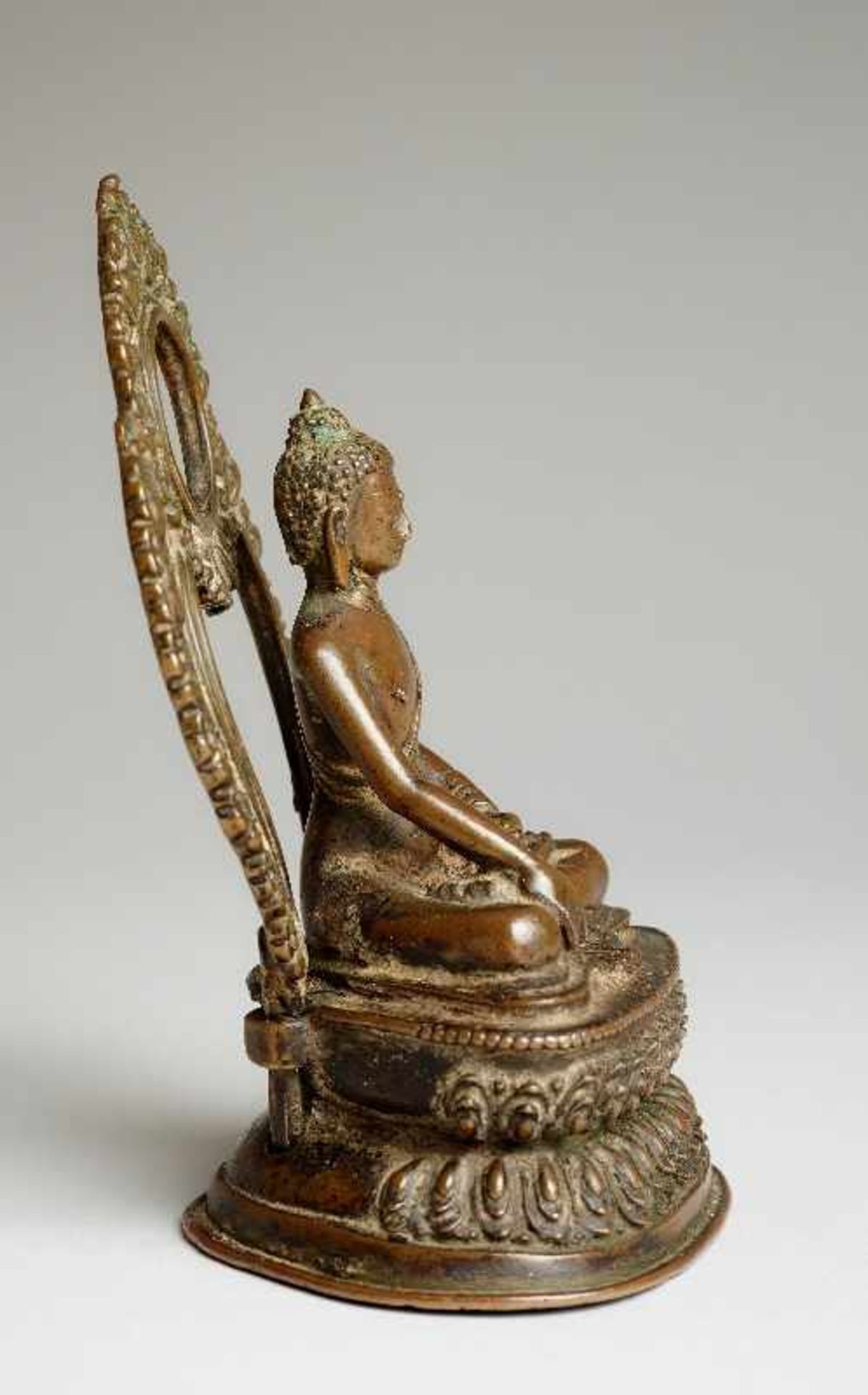 BUDDHA SHAKYAMUNI MIT ERDBERÜHRUNG Bronze. Nepal, ca. 18. Jh. bis 19. Jh. Eine besonders - Image 3 of 6