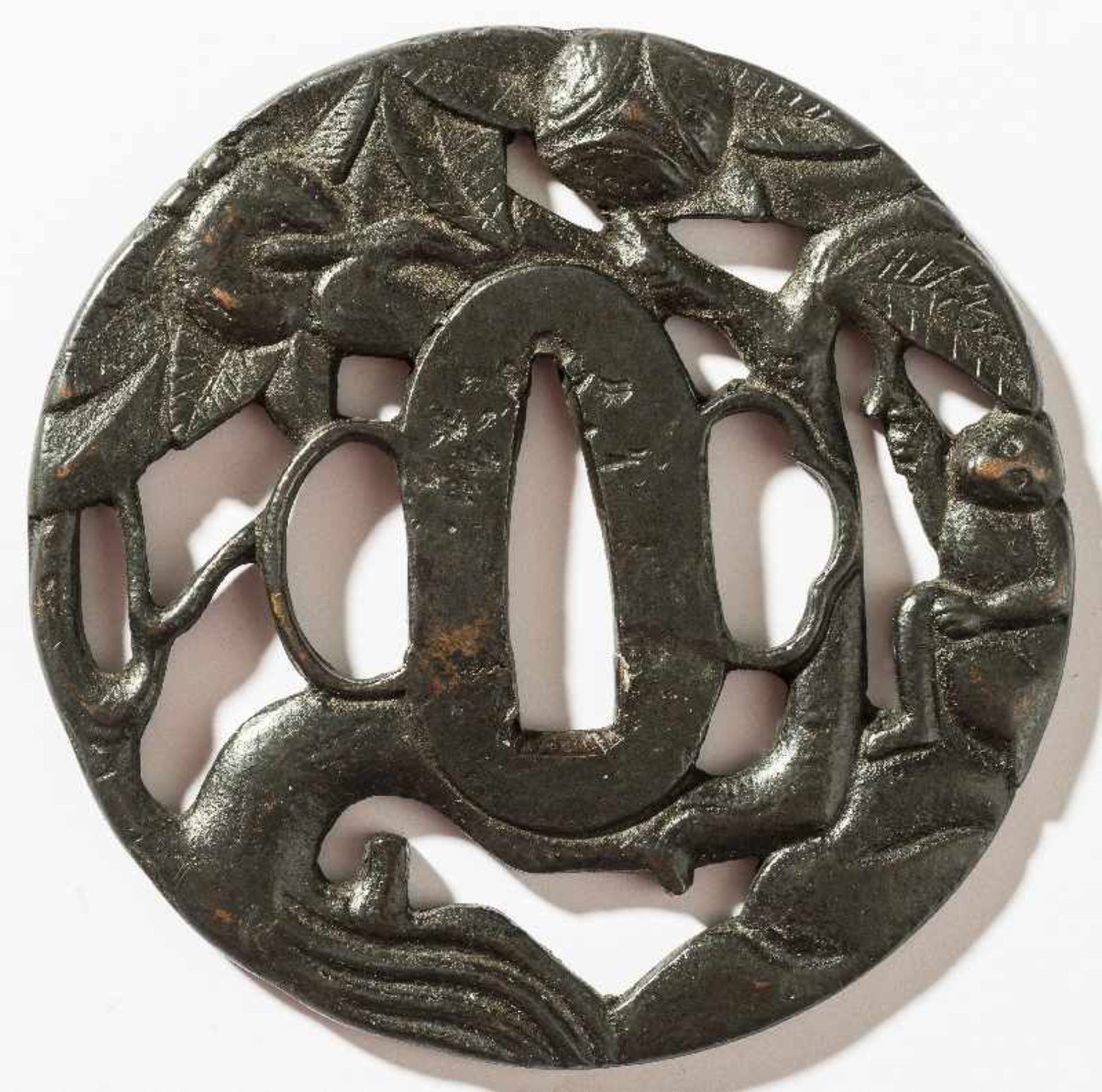 TSUBA MIT AFFE UND FRÜCHTEN Shakudo. Japan, HÖHE 7,8 CM Runde Marugata-Form mit Ryohitsu, die - Image 2 of 2