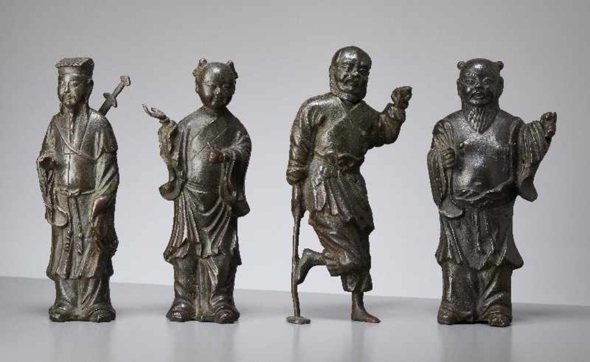 GRUPPE VON VIER UNSTERBLICHENBronze. China, späte Ming-Dynastie (bis 1644)Alle Figuren sind aus - Image 2 of 10