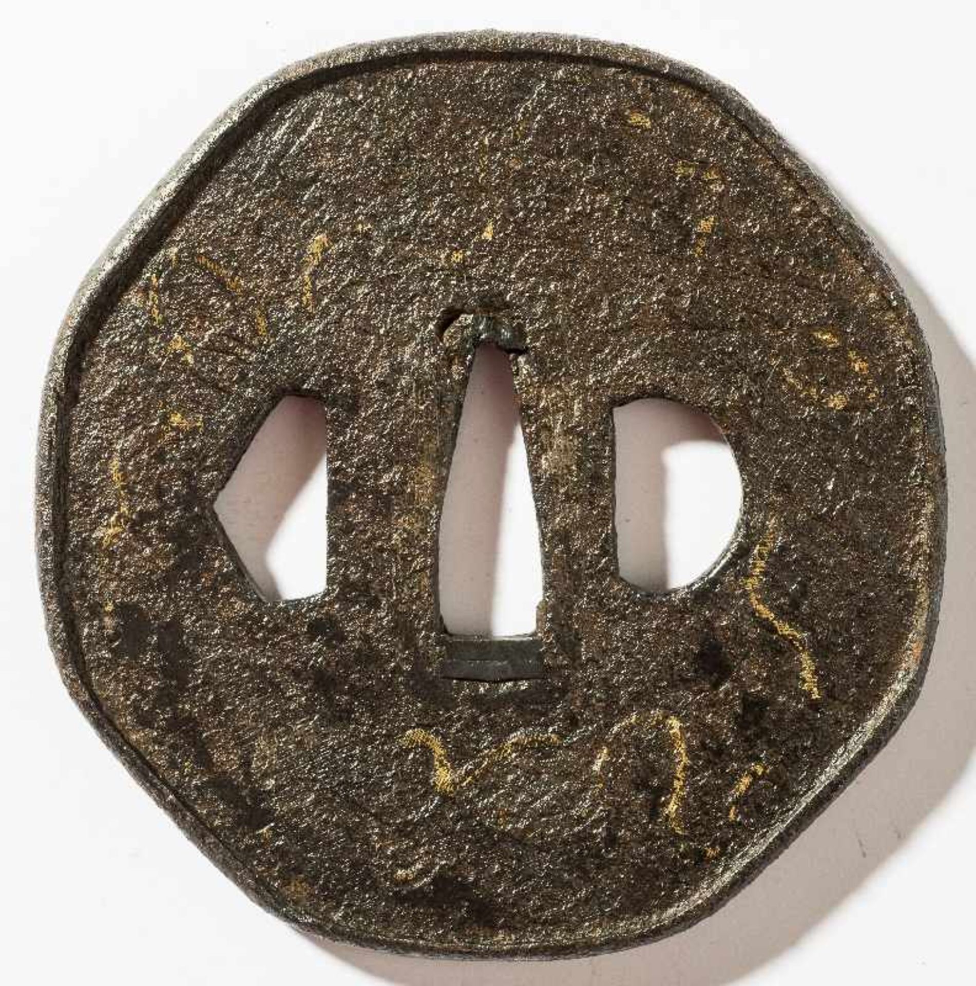 TSUBA MIT HOJU UND DRACHEN Eisen und Gold. Japan, HÖHE 7,9 CM Leicht gerundete oktogonale Form mit