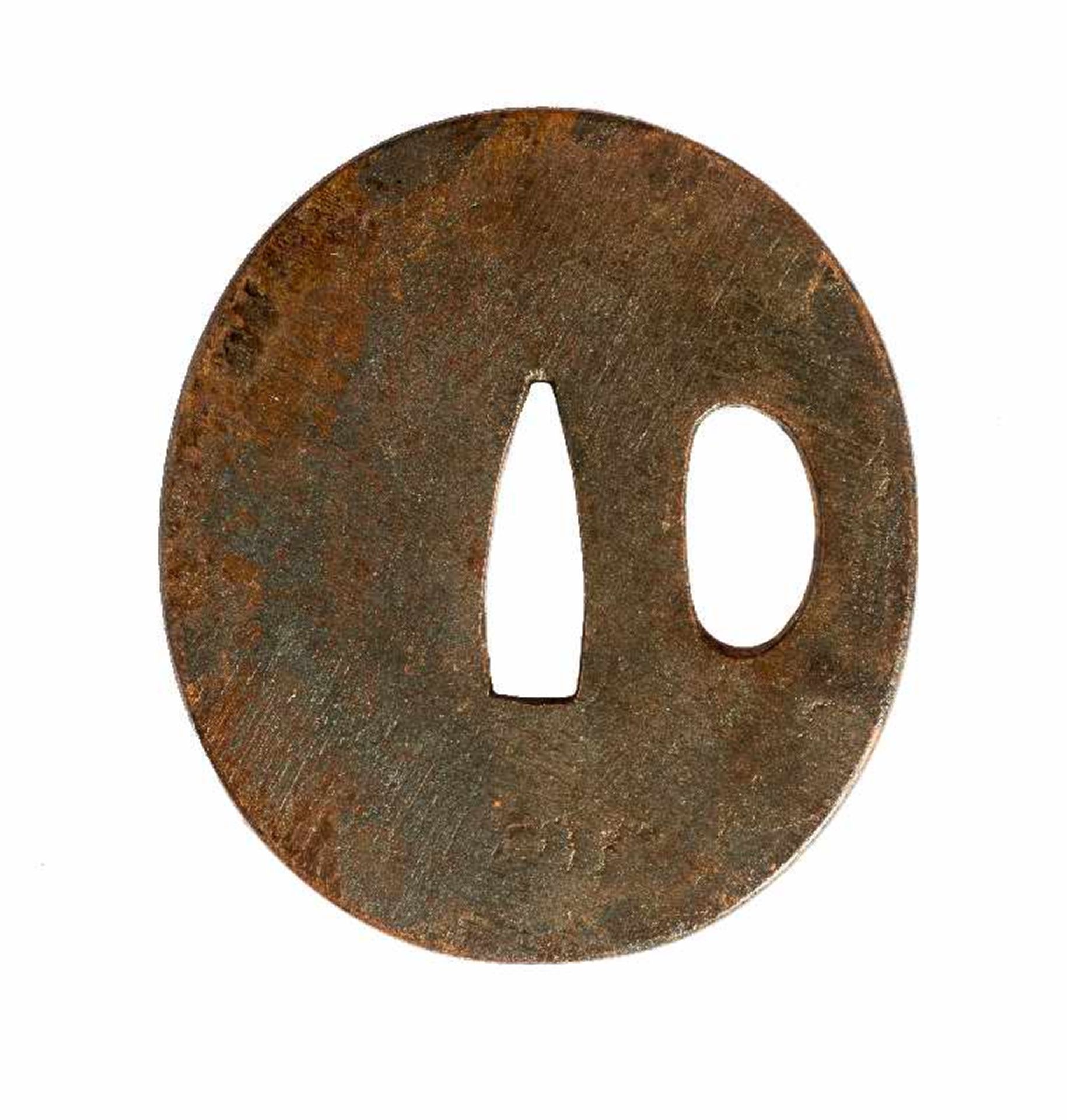 KLEINES TSUBA Kupferlegierung. Japan, 19. Jh. Einfaches, beidseitig flaches Tsuba in ovalrunder Form - Image 2 of 2