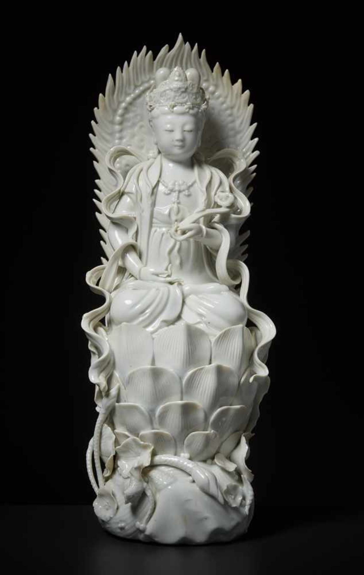 THRONENDE GÖTTIN GUANYIN Blanc de Chine-Porzellan, China, Dehua. RepublikEine besonders anmutige - Image 2 of 6
