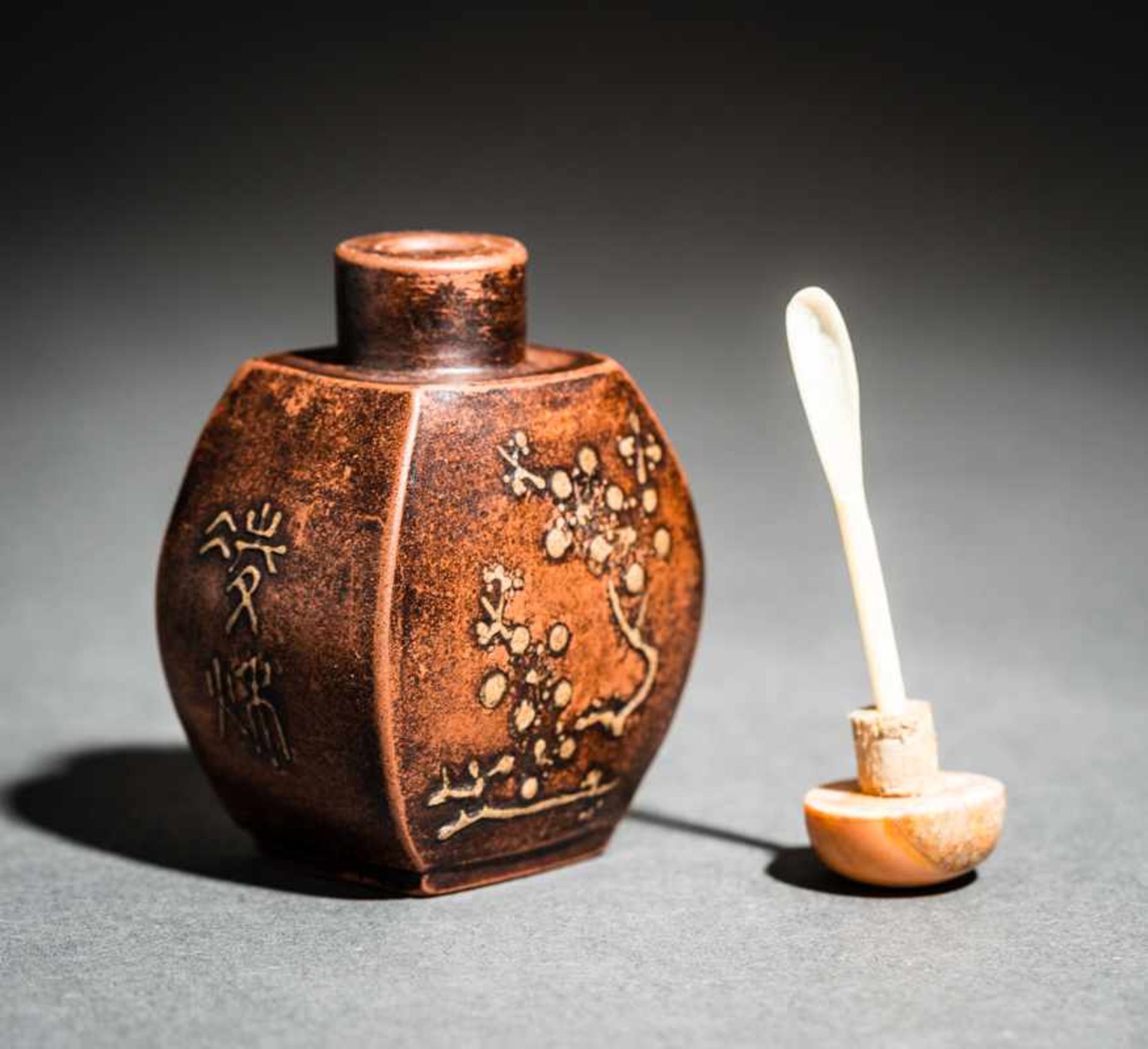 YIXING KERAMIK-SNUFFBOTTLE MIT BAMBUS UND PRUNUS Yixing Keramik, China. Reizend fein gebildete - Bild 4 aus 5