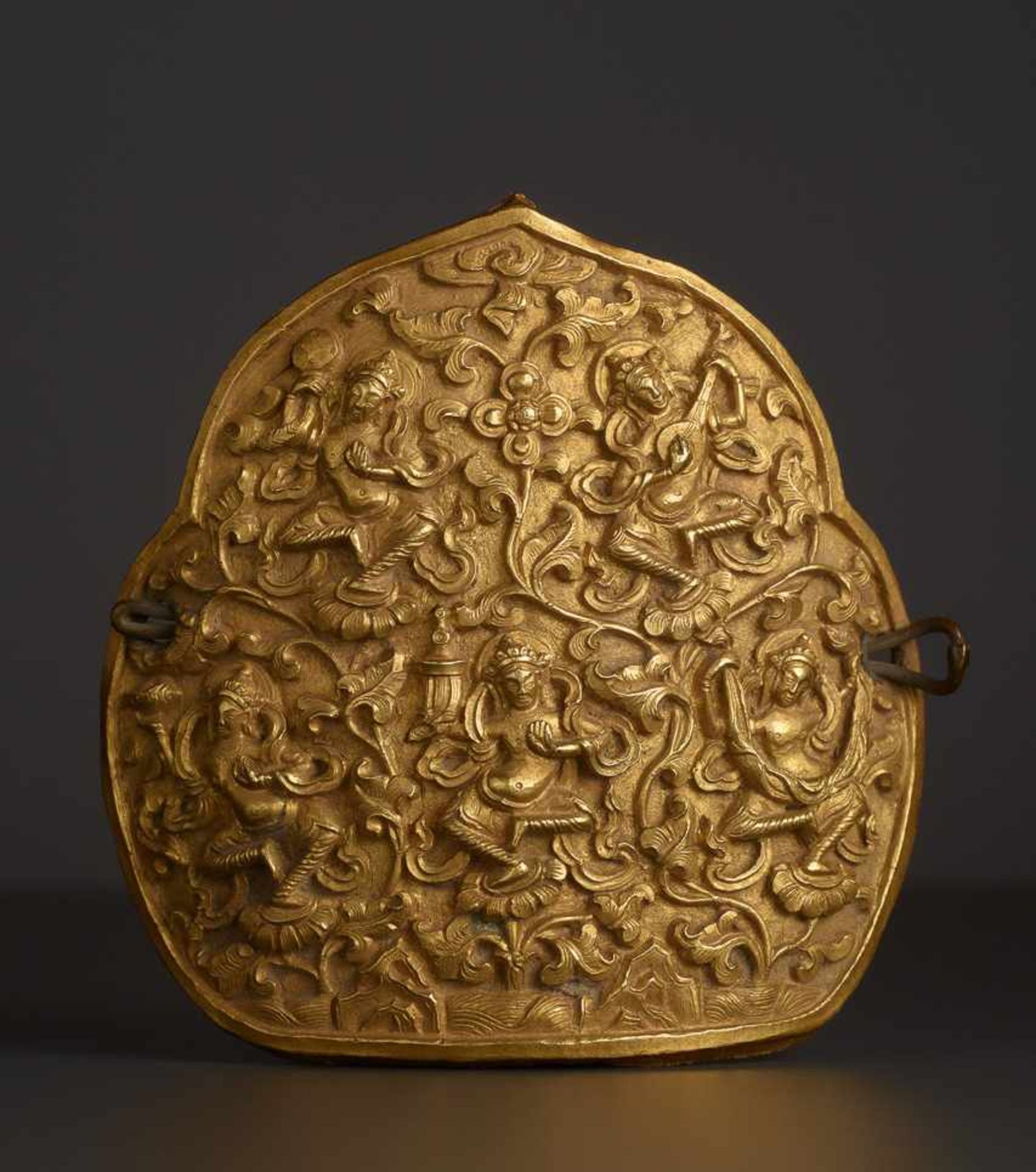 EMBLEM MIT GOTTHEITEN Vergoldetes Kupferrepoussé, tibetisch. ca. 19.Jh.Dieses emblematische