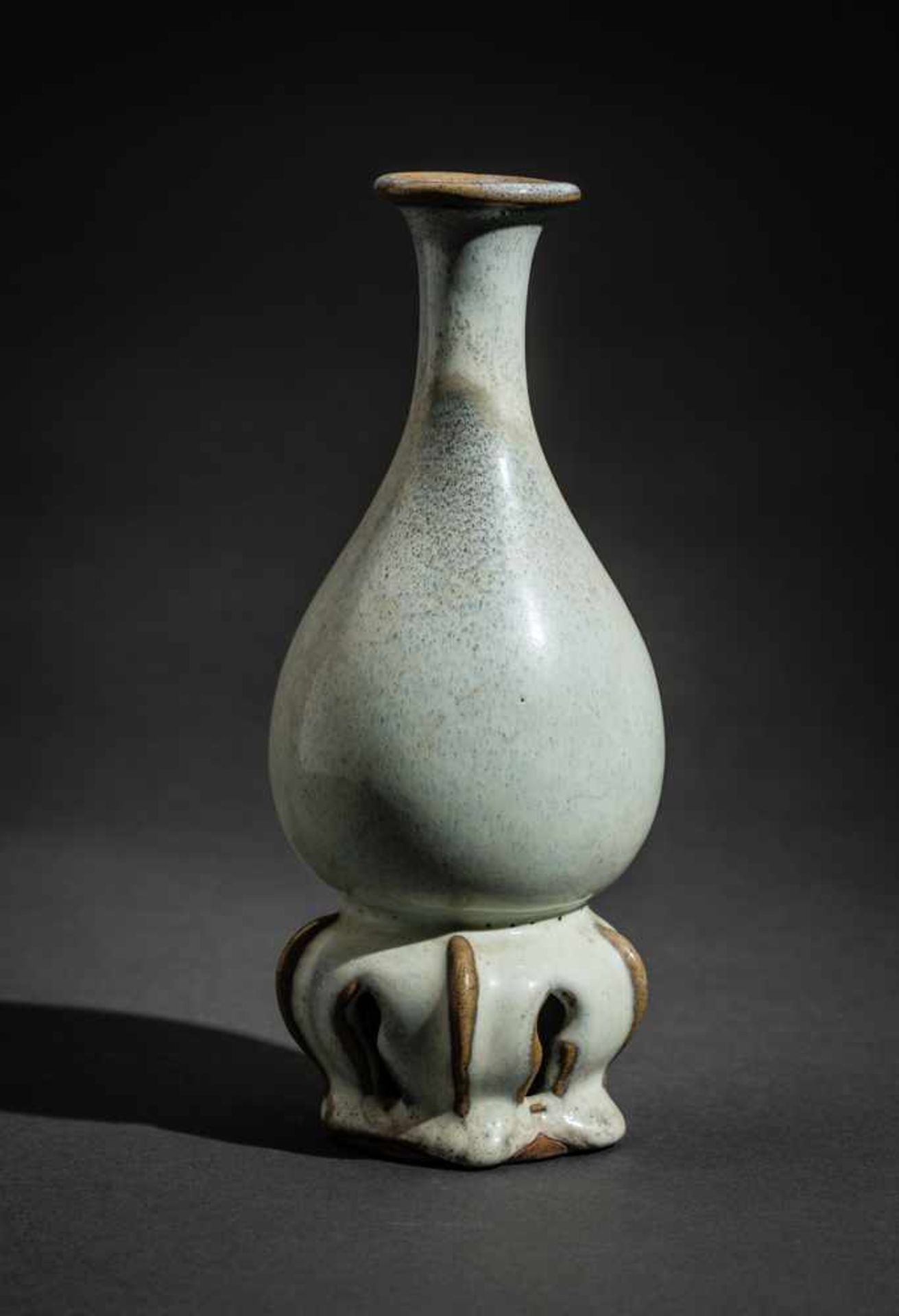 VASE AUF ZIERSOCKEL Glasierte Keramik, China. Qing (1644 – 1911)Sehr fein gebildeter - Image 3 of 4