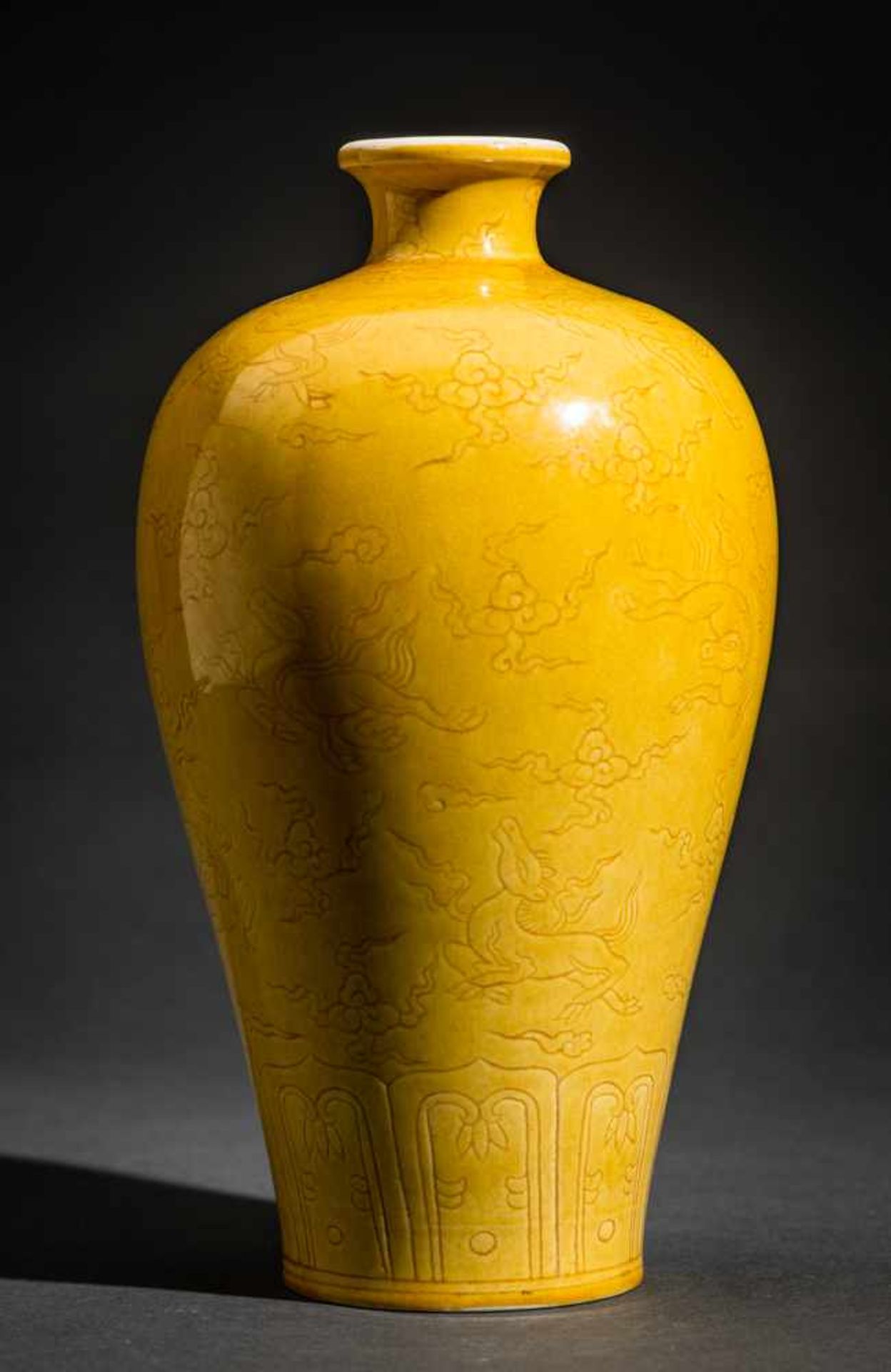 SCHULTERVASE MIT HIMMELSPFERDENKaisergelbes Porzellan, China. Vase in der Meiping-Form mit