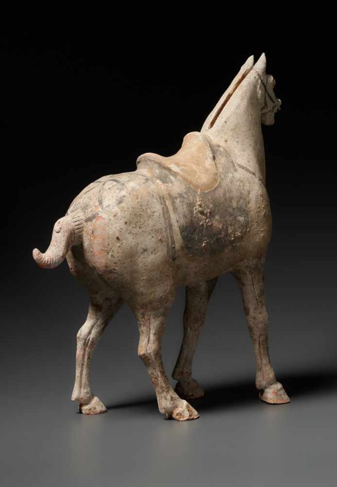 GESATTELTES PFERD Terrakotta mit Bemalung, China. Tang-Dynastie (618 - 905)Dieses Pferd hat einen - Image 4 of 4