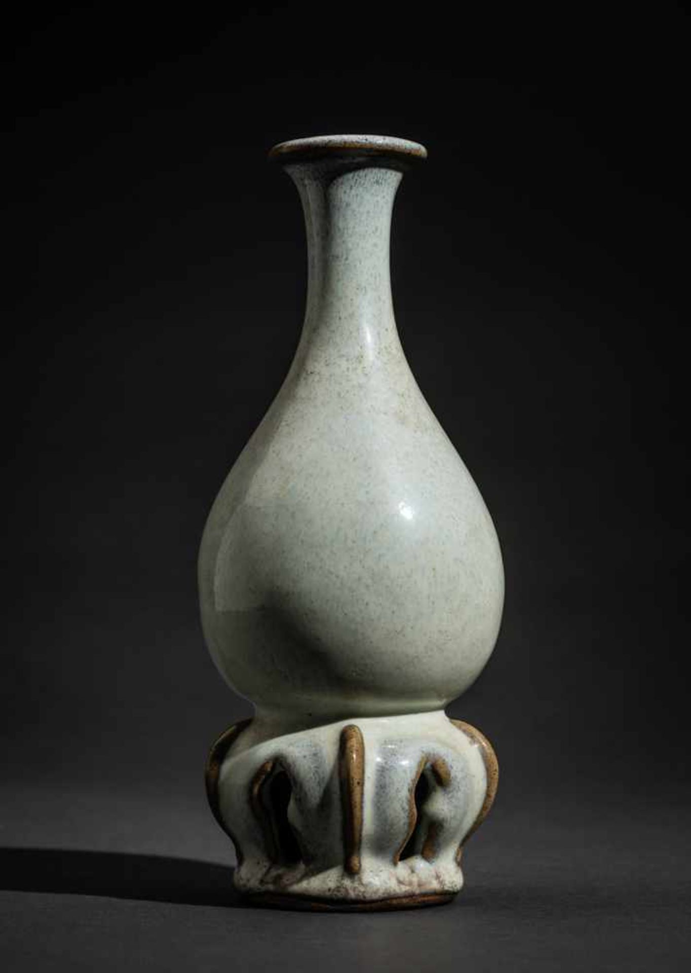 VASE AUF ZIERSOCKEL Glasierte Keramik, China. Qing (1644 – 1911)Sehr fein gebildeter - Image 2 of 4