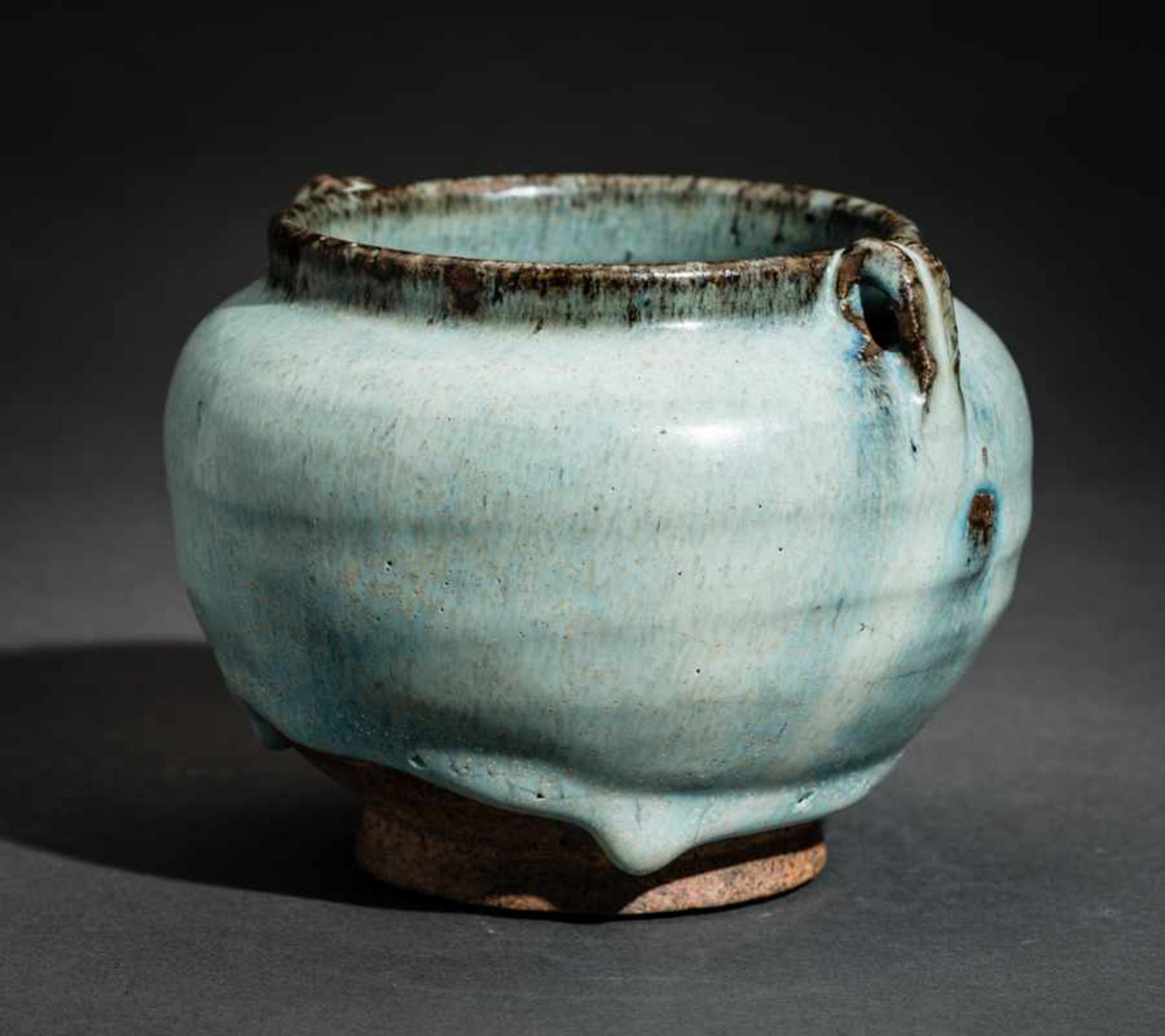 SCHULTERTOPF JUNYAO Glasierte Keramik, China. Yuan bis Ming, ca. 14. bis 15. Jh.Sehr charakterhaft - Image 4 of 8