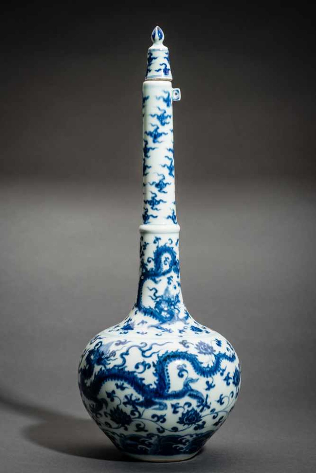 HOCHHALSIGE VASE MIT DRACHENBlauweißes Porzellan, China. Kugeliger Körper mit besonders hohem Hals - Image 2 of 6