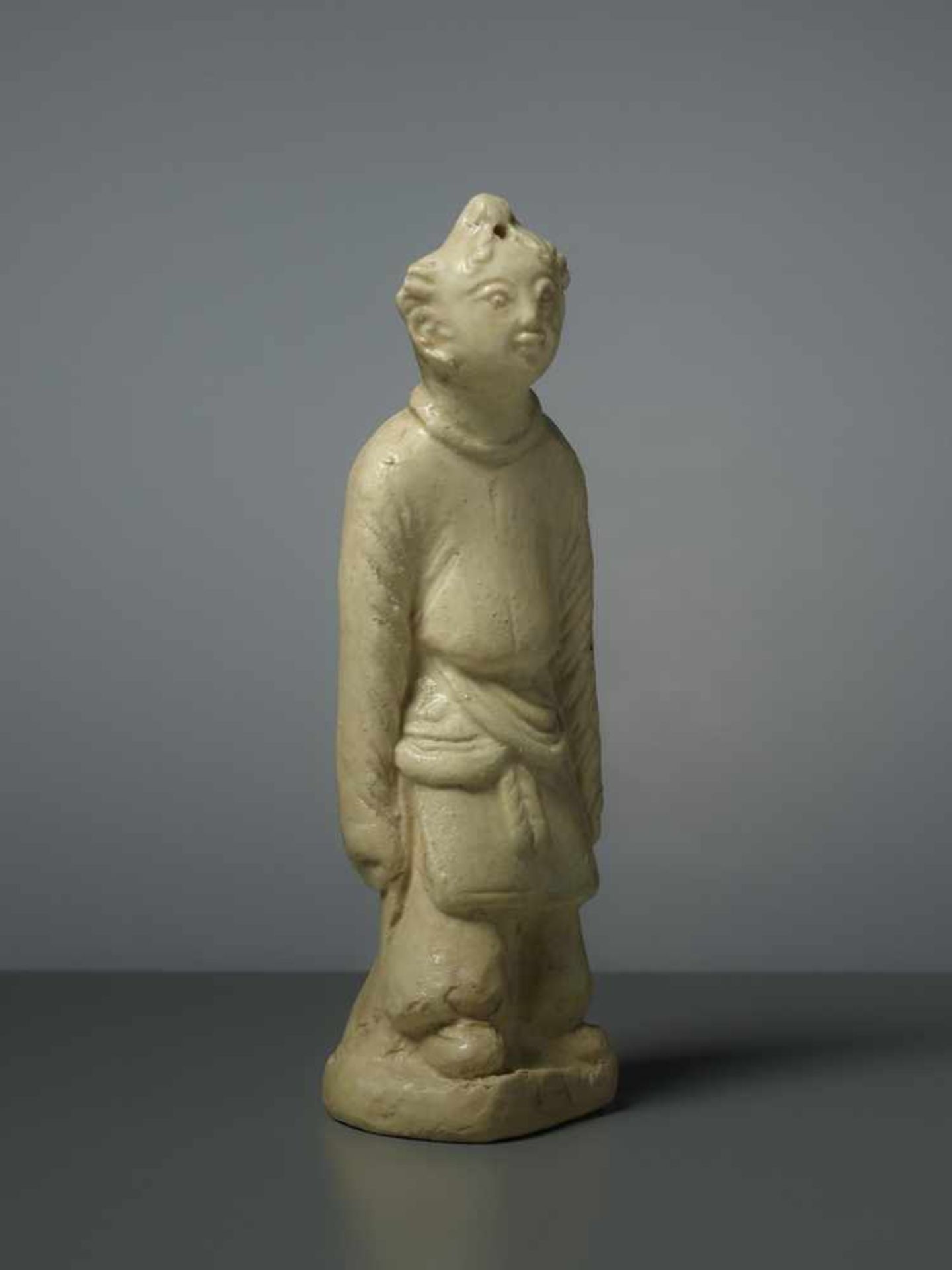 FIGUR EINES GLÜCKSKNABEN Glasierte Keramik, China. Song, ungefähr 12. Jh.Ein Knabe in - Bild 2 aus 5