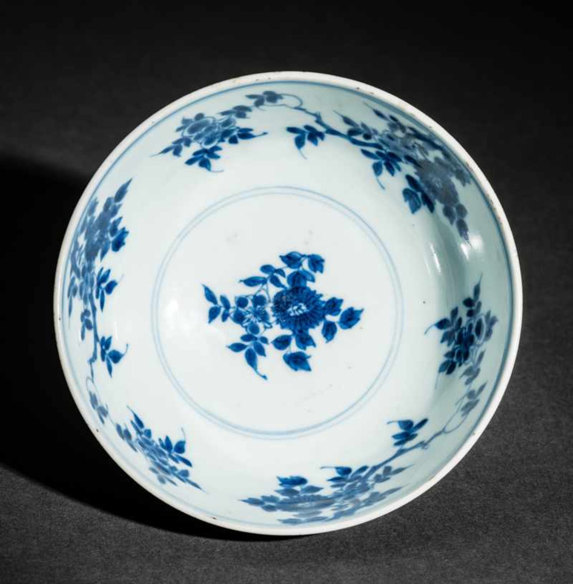 SCHALE MIT BLÜTEN Porzellan, China. Qing-Dynastie, Kangxi (1662 -1722)Gerundete Wandung über einem - Image 2 of 5