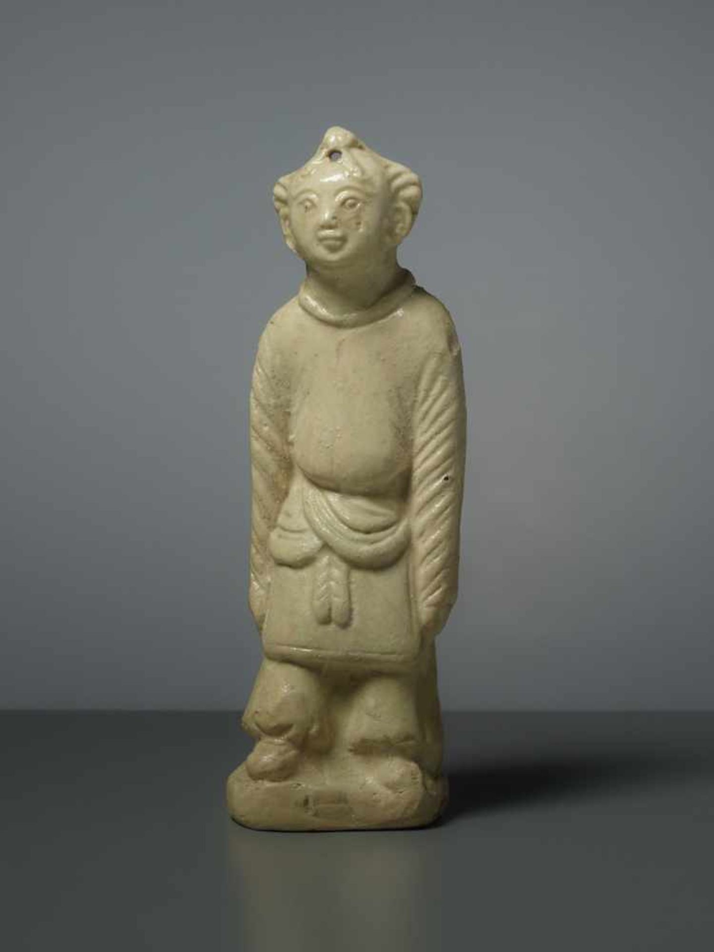 FIGUR EINES GLÜCKSKNABEN Glasierte Keramik, China. Song, ungefähr 12. Jh.Ein Knabe in