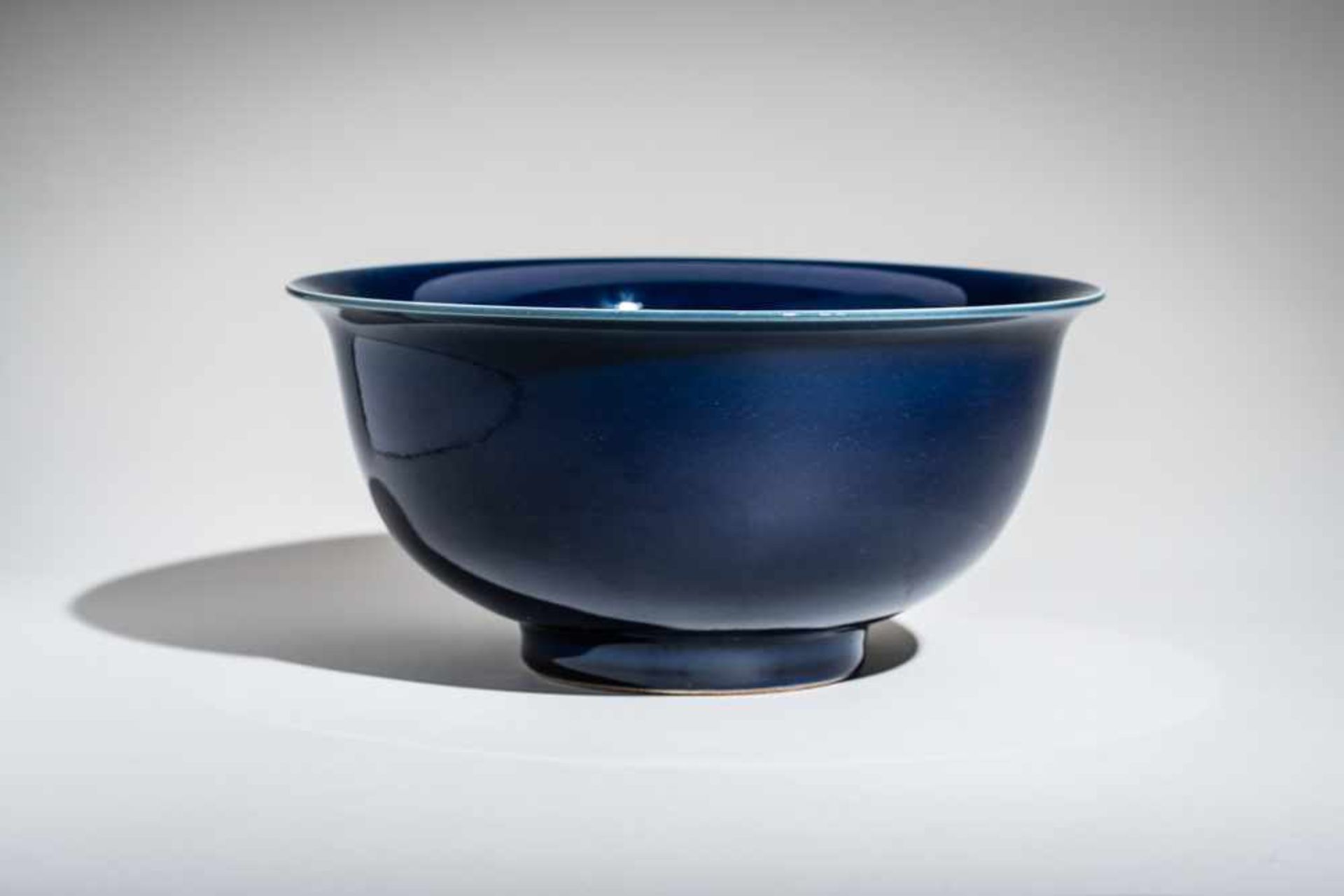 TIEFE SCHALE Porzellan, China. Elegant ausgewogene Form, innen wie außen eine schöne tiefblaue - Image 2 of 5
