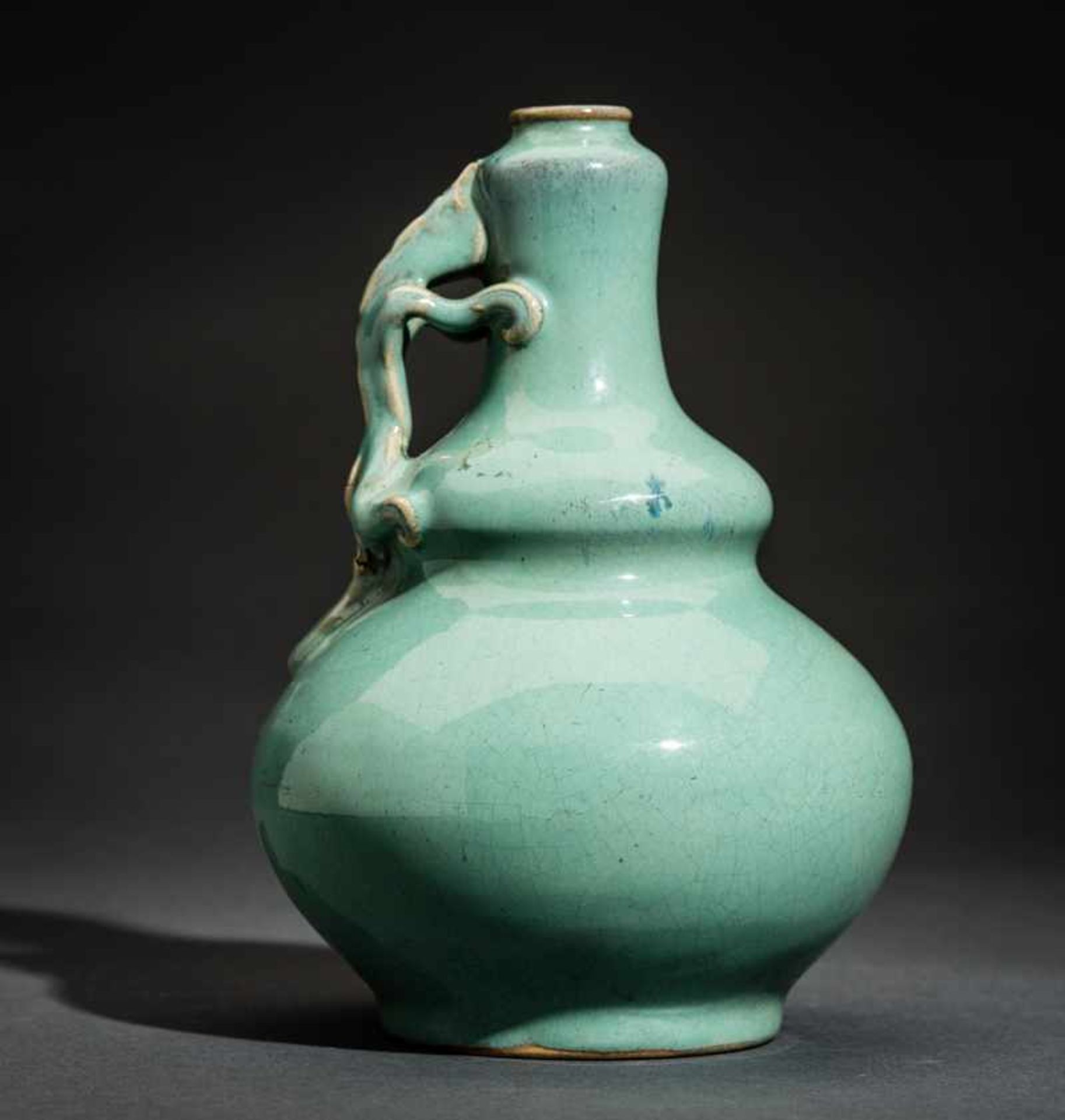 VASE MIT DRACHENGRIFF Glasierte Keramik, China. ca. spätes Qing (1644-1911) bis danachLichtgrün - Bild 4 aus 5