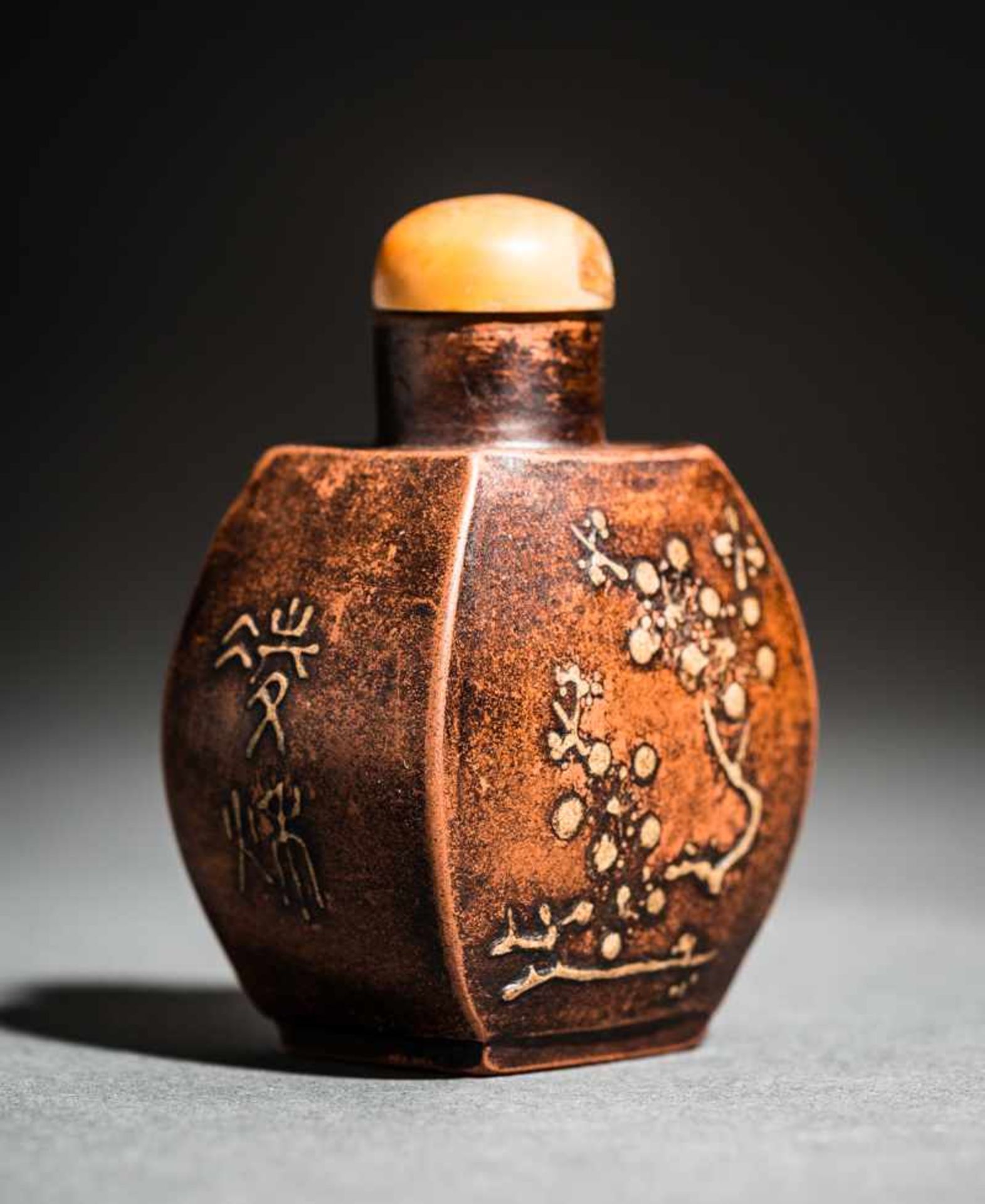 YIXING KERAMIK-SNUFFBOTTLE MIT BAMBUS UND PRUNUS Yixing Keramik, China. Reizend fein gebildete - Image 3 of 5