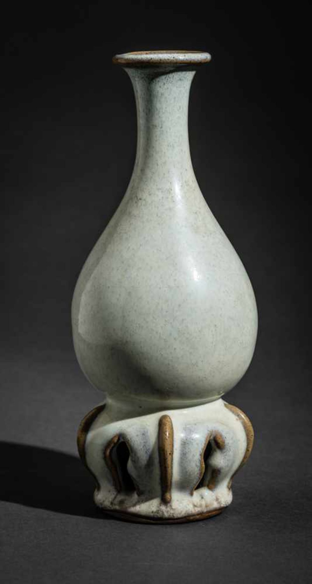 VASE AUF ZIERSOCKEL Glasierte Keramik, China. Qing (1644 – 1911)Sehr fein gebildeter