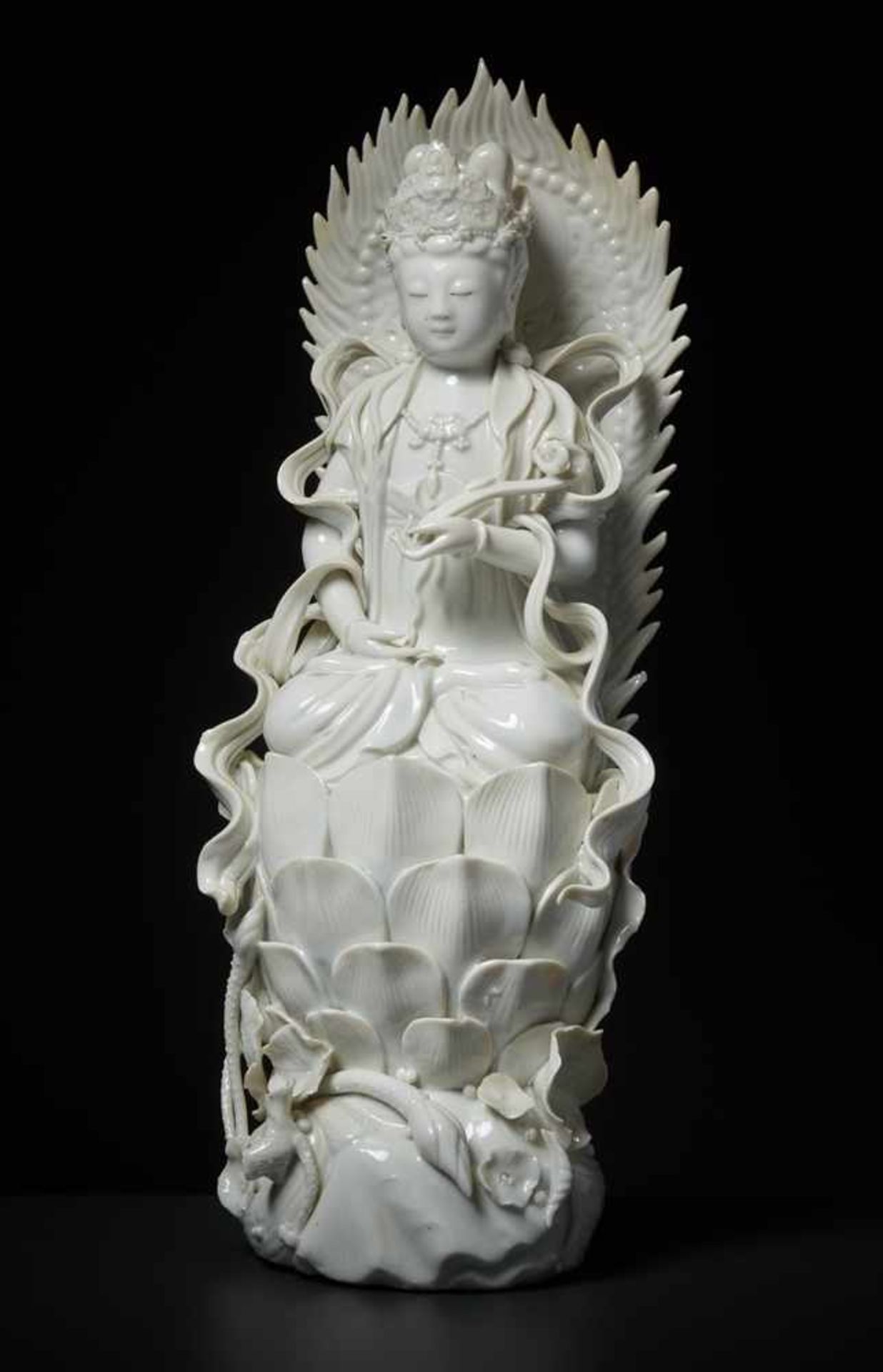 THRONENDE GÖTTIN GUANYIN Blanc de Chine-Porzellan, China, Dehua. RepublikEine besonders anmutige