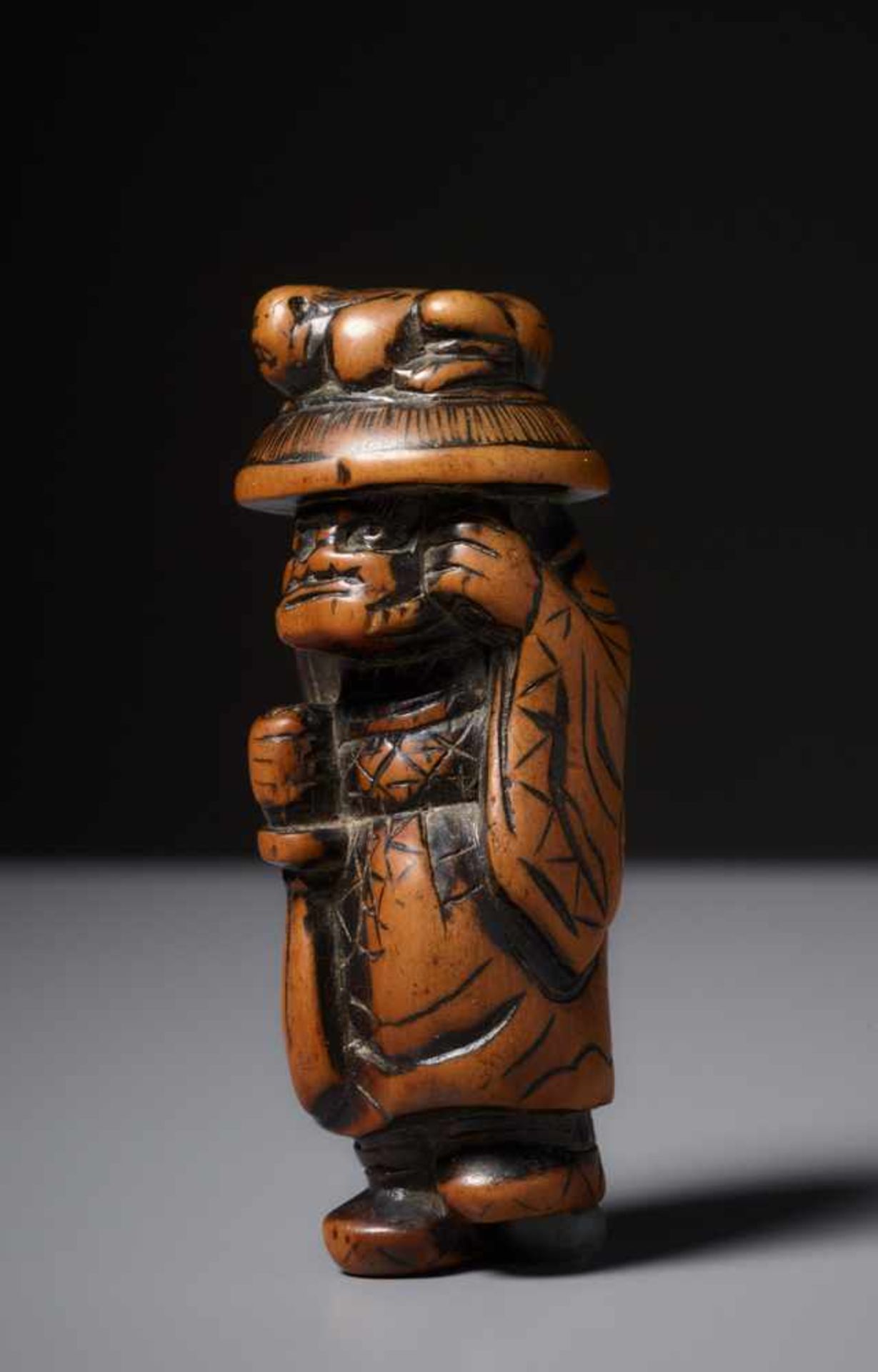DER TEUFELJÄGER SHOKI Netsuke, Holz, Japan, um 1800 bis fr. 19. Jh.Ein kraftvolles altes Netsuke, - Image 4 of 5