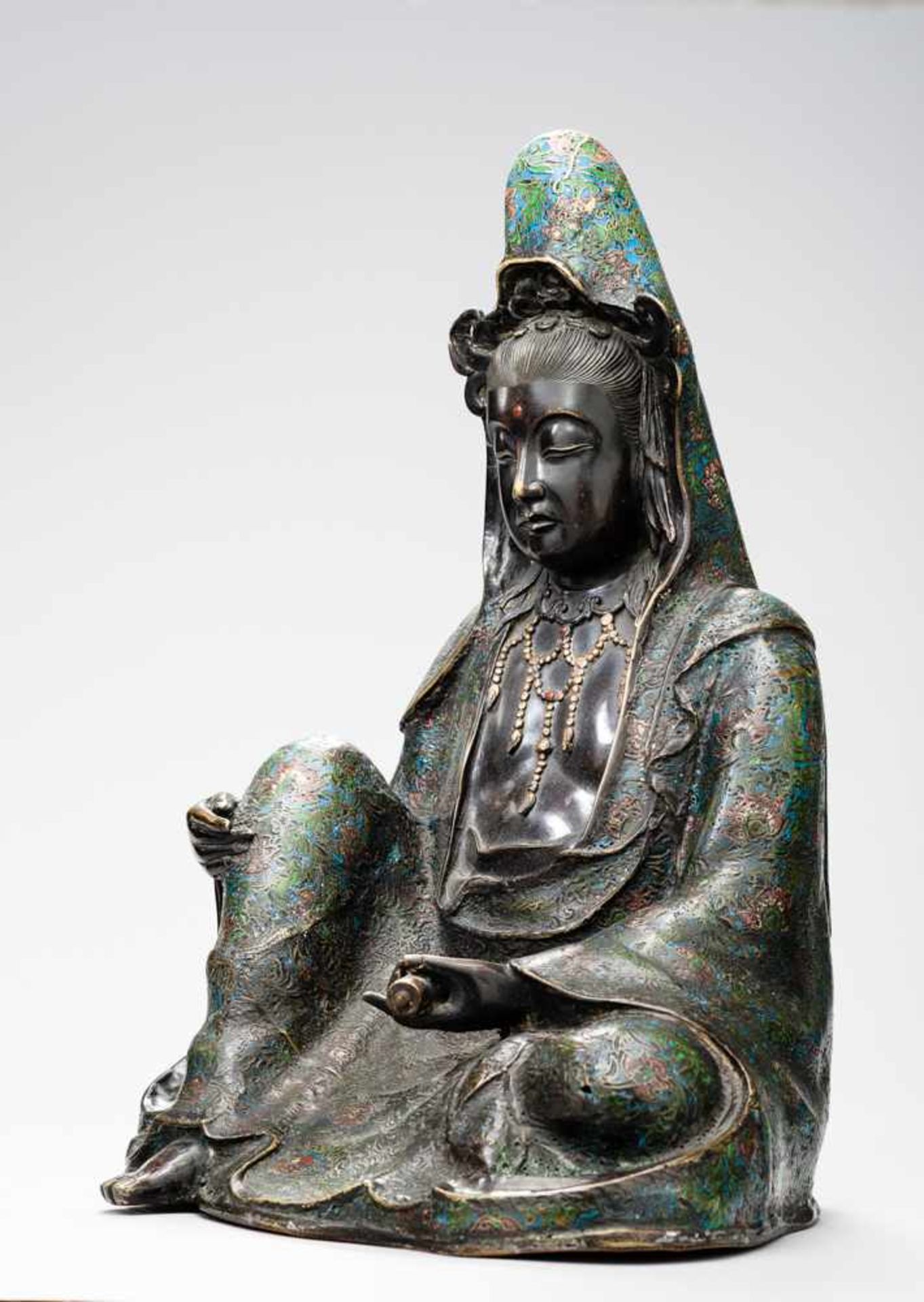 SITZENDE GÖTTIN GUANYIN Gelbe Bronze mit Email und Vergoldung, China. Qing-Dynastie, 18. / 19. Jh. - Image 2 of 5