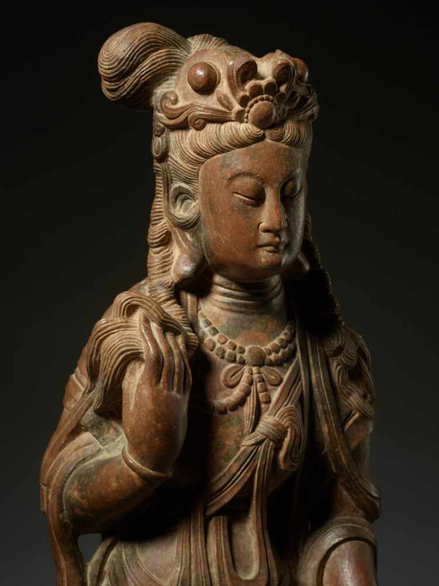 GÖTTIN GUANYIN Brauner Marmor, China Kanton. Der weibliche Pusa (Bodhisattva) Guanyin steht in - Image 5 of 7