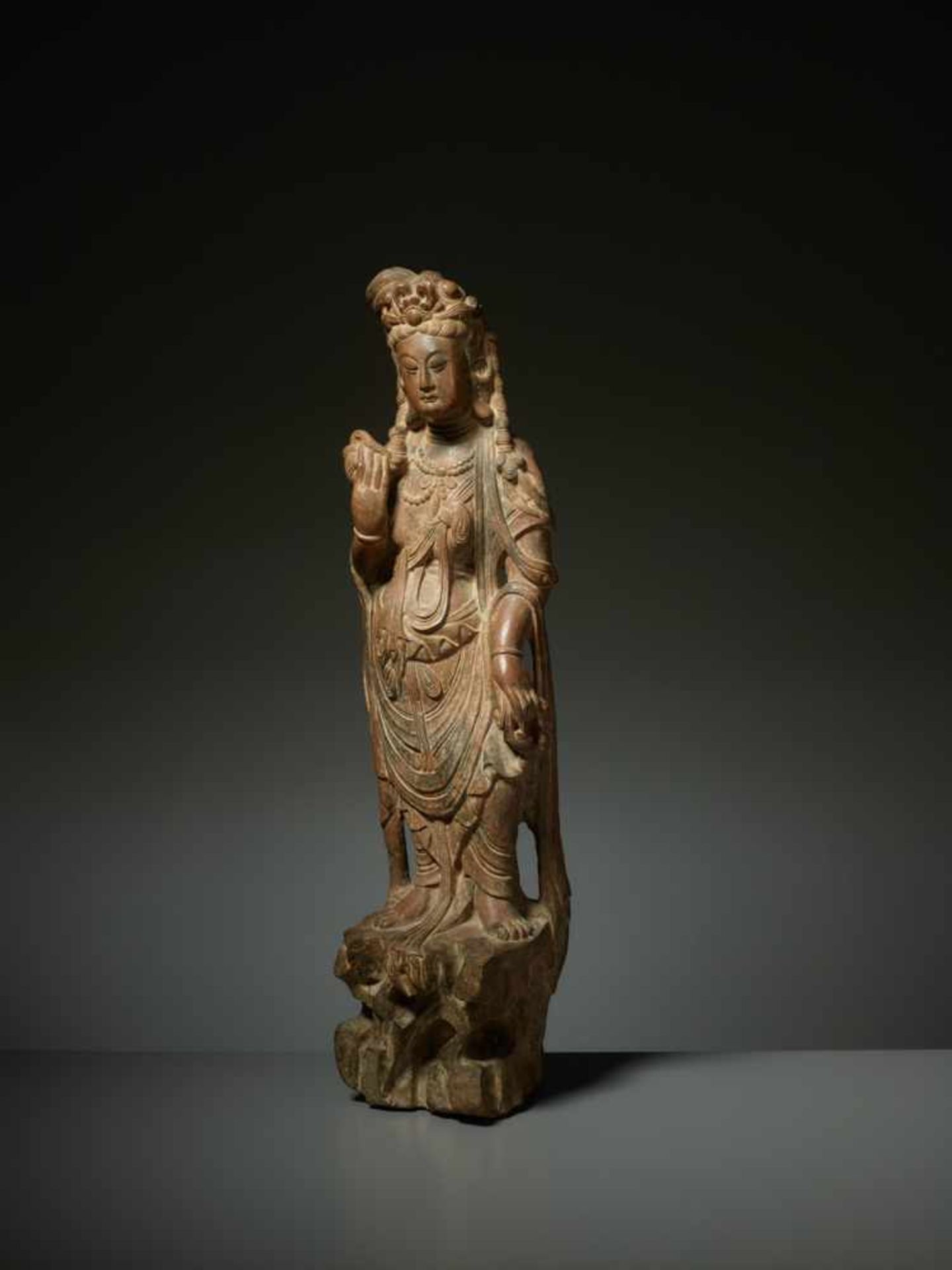 GÖTTIN GUANYIN Brauner Marmor, China Kanton. Der weibliche Pusa (Bodhisattva) Guanyin steht in - Image 2 of 7