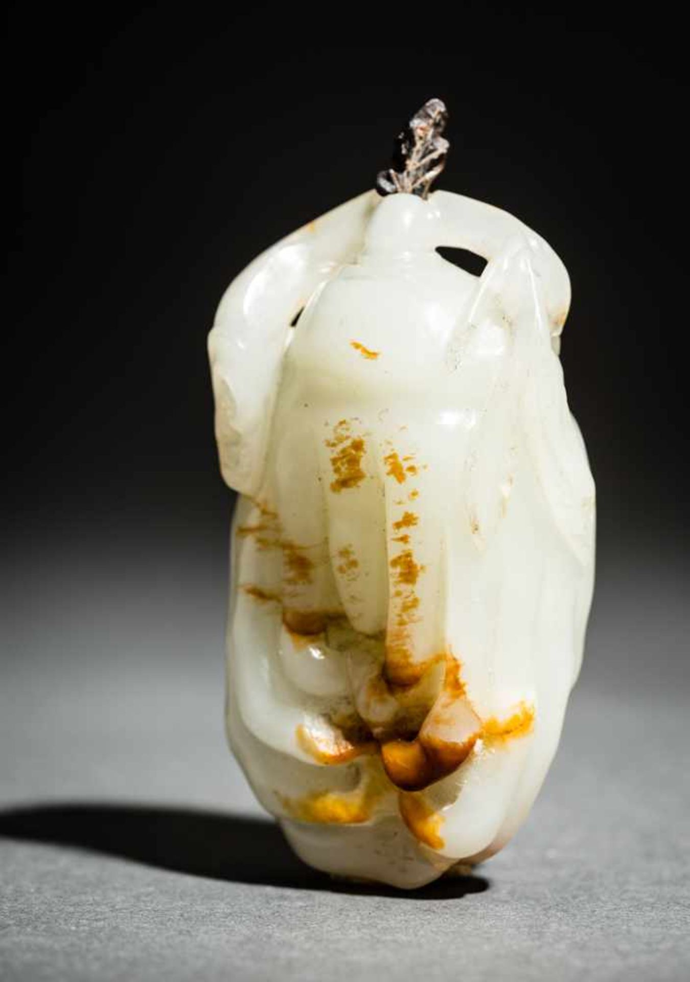 JADE-SNUFFBOTTLE IN FORM EINER BUDDHAHAND-FRUCHT Weiße Jade, China. Die Fingerzitrone, auch Buddha- - Image 3 of 4