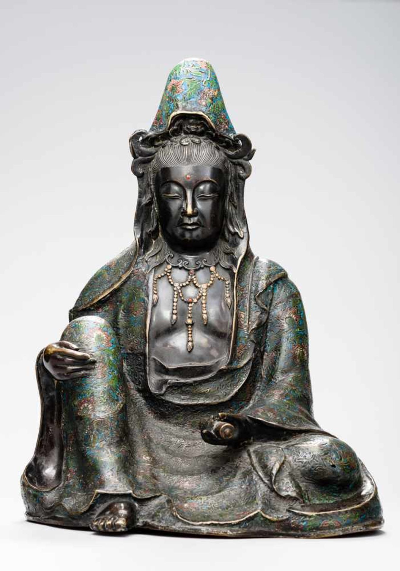 SITZENDE GÖTTIN GUANYIN Gelbe Bronze mit Email und Vergoldung, China. Qing-Dynastie, 18. / 19. Jh.